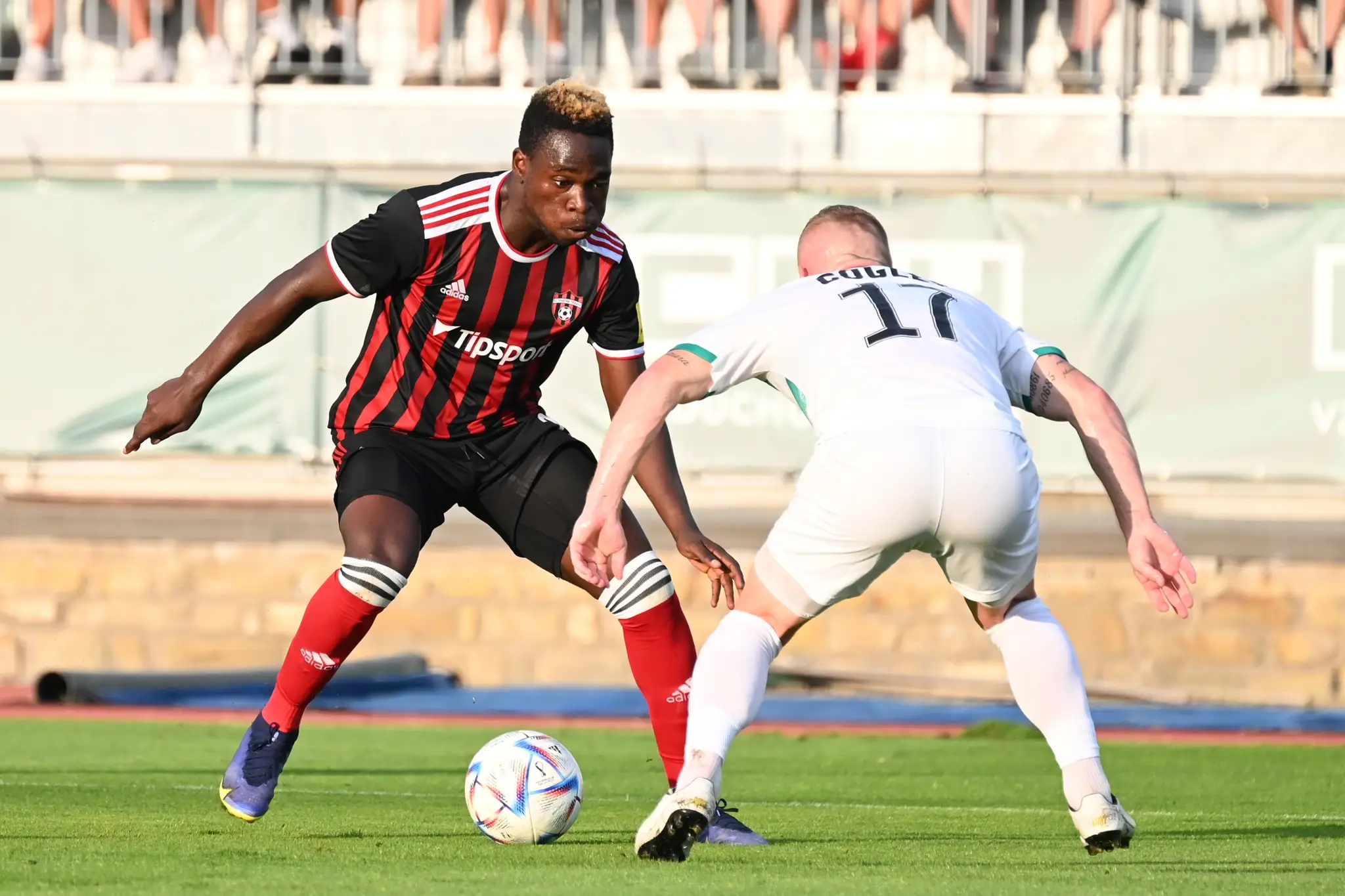 Zľava hráč Trnavy Bamidele Yusuf a hráč Skalice Peter Čogley počas zápasu 7. kola Fortuna ligy.