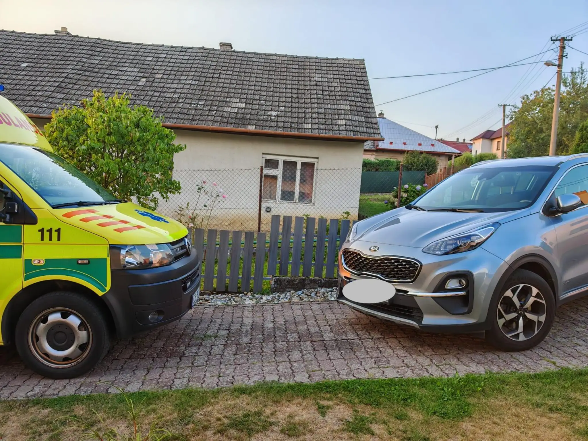 Sused blokoval sanitku.