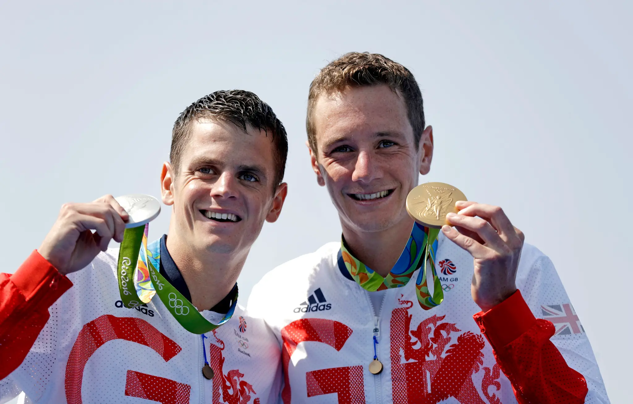 Alistair Brownlee pózuje so zlatou medailou a vľavo jeho brat Jonthan so striebornou medailou v triatlone na OH v Riu.