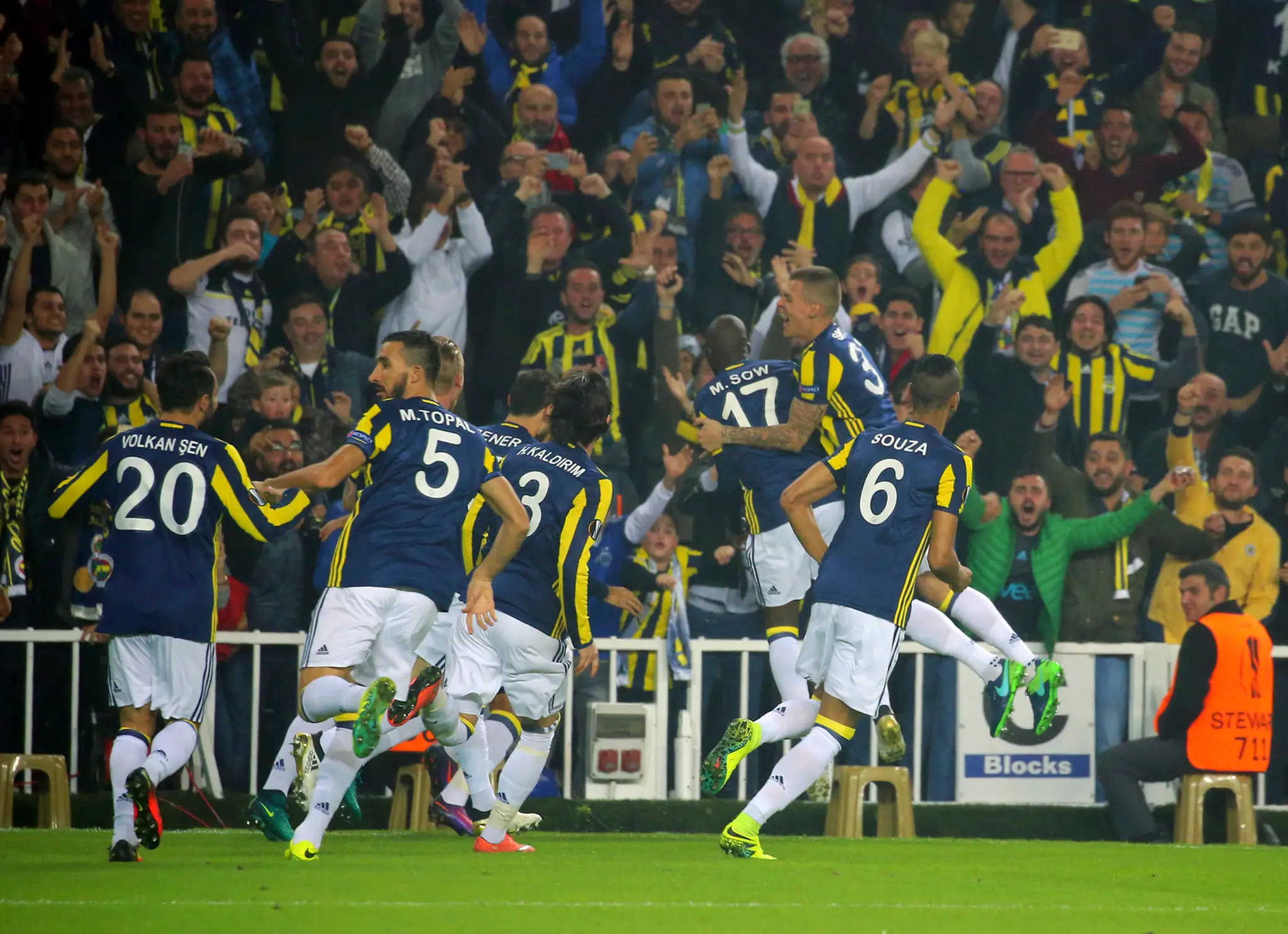 Radosť hráčov Fenerbahce po góle Moussa Sowa do siete Manchestru United.