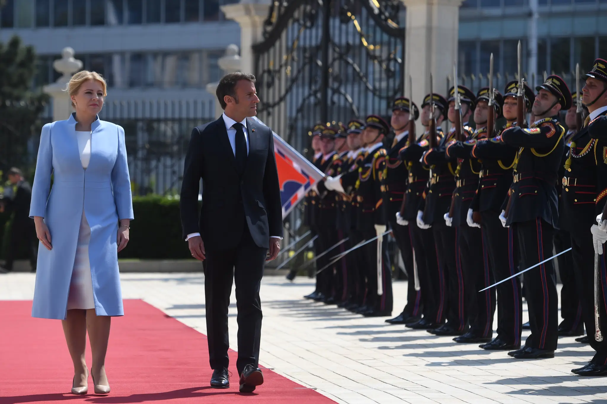 Francúzsky prezident Emmanuel Macron pricestoval na Slovensko.