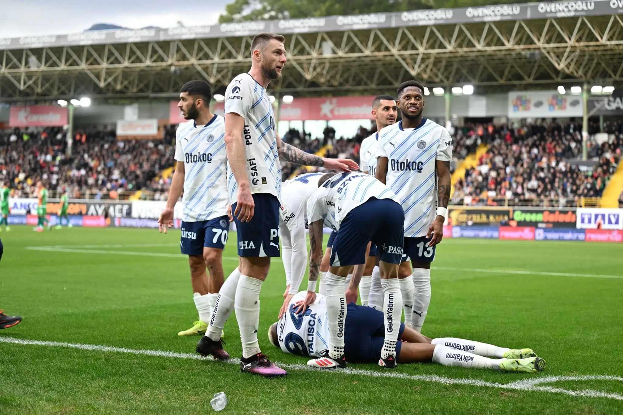 Milan Škriniar (vľavo) so spoluhráčmi pri zranenom Taliscovi.