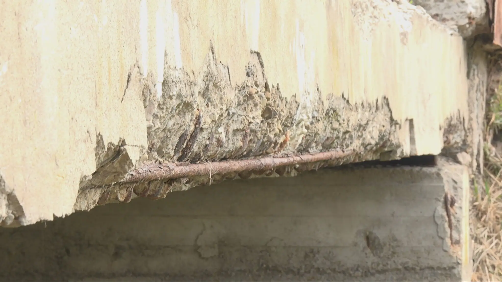 Most v zlom stave