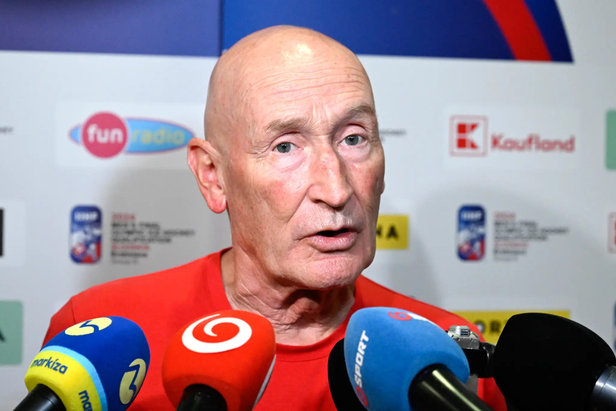 Na snímke tréner  Craig  Ramsay odpovedá na otázky novinárov počas brífingu na zraze slovenskej hokejovej reprezentácie pred začiatkom kvalifikácie na zimné olympijské hry v Taliansku.