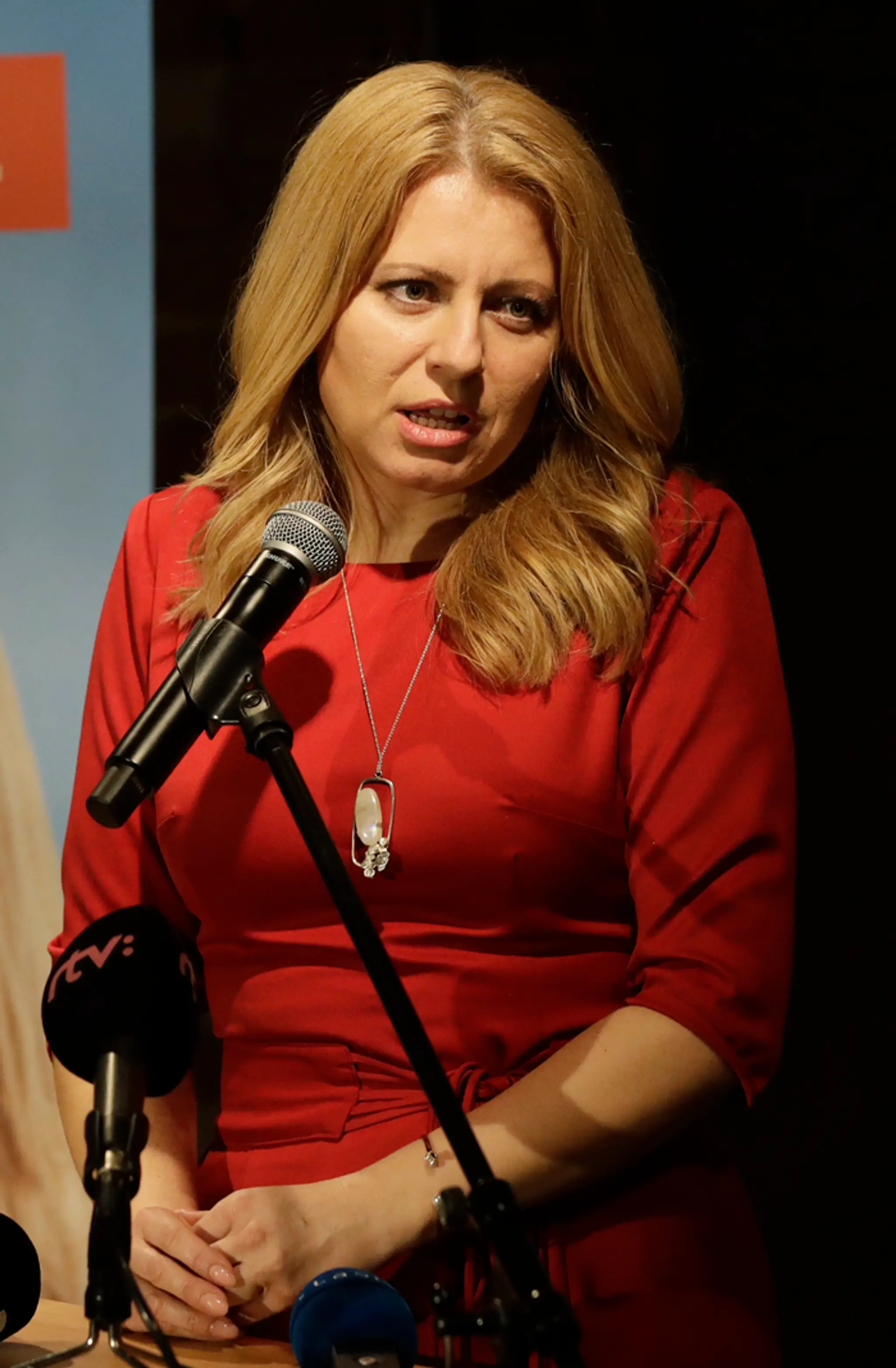 Zuzana Čaputová volí s dcérou v 1. kole volieb. (16. marca 2019)