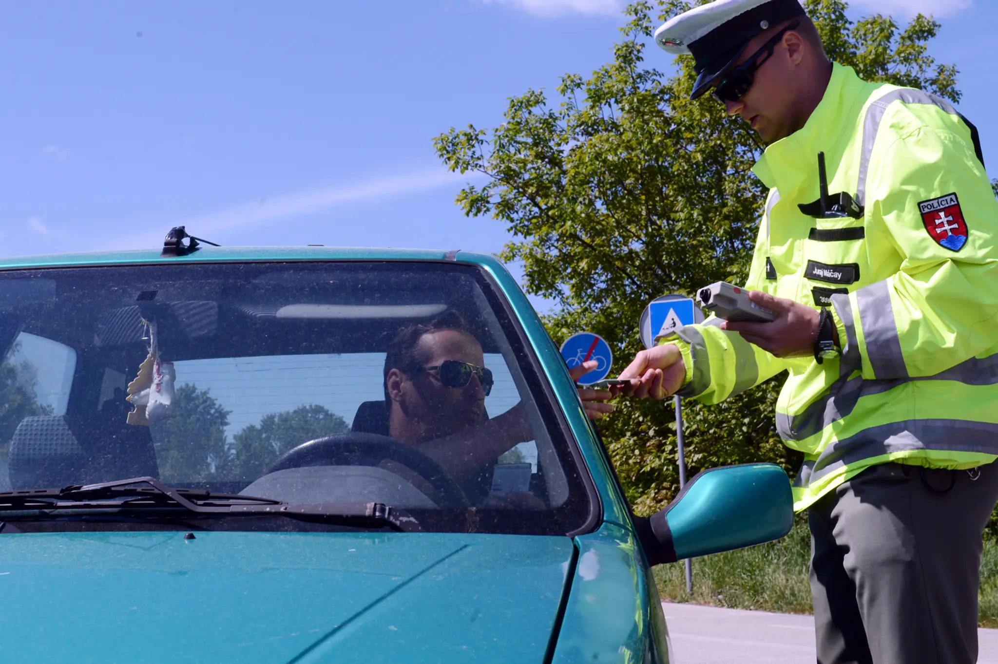 Dopravný policajt kontroluje vodiča 