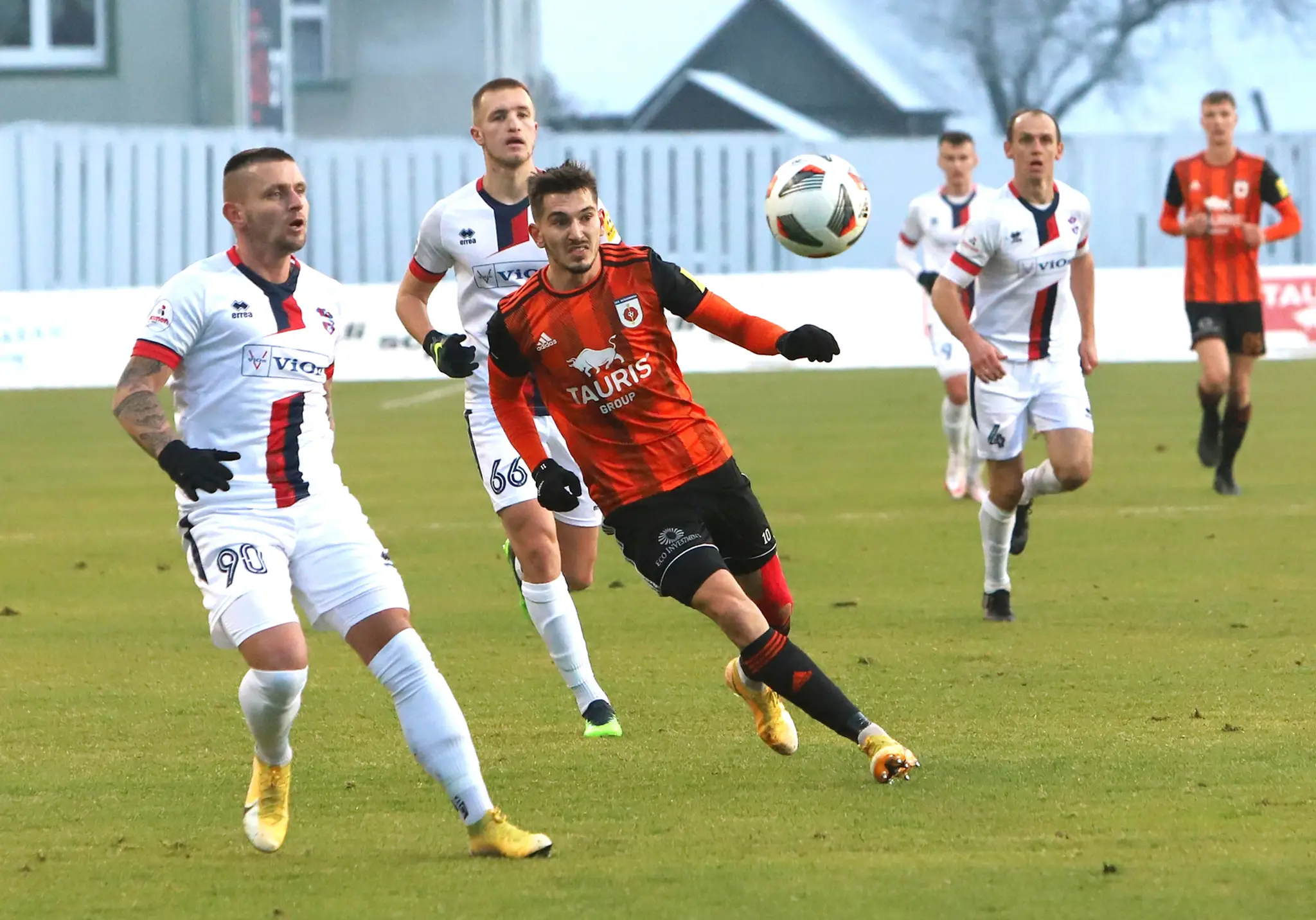 Zľava Matúš Čonka (Zlaté Moravce) a Samuel Šefčík (Ružomberok)  v zápase 18. kola Fortuna ligy.