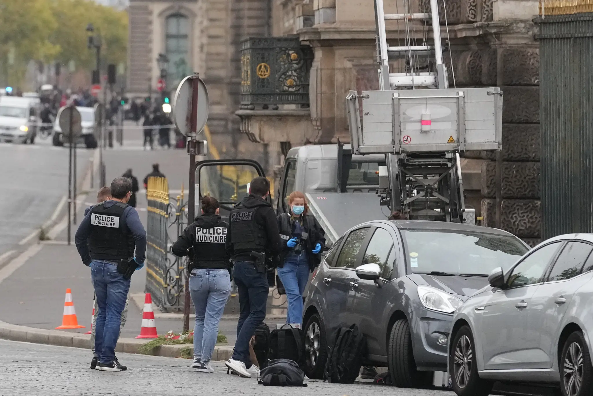  Na snímke policajti stoja pri vysokozdvižnom rebríku, ktorý použili zlodeji na krádež šperkov z múzea Louvre v Paríži.
