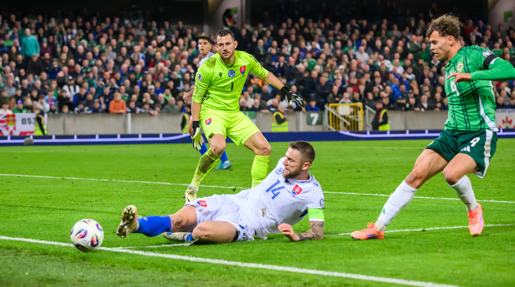 Milan Škriniar (na zemi) hasí šancu Severného Írska.