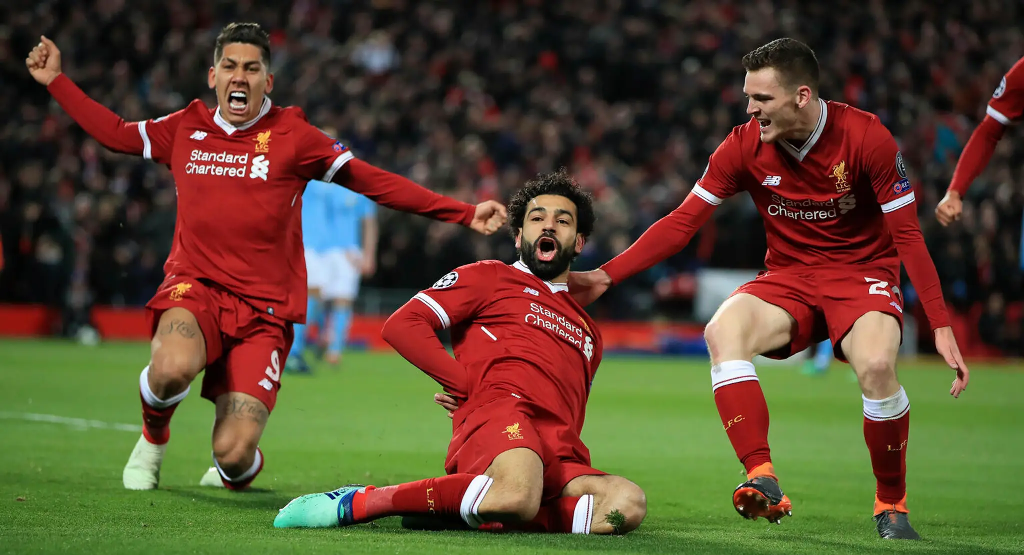 Mohamed Salah (v strede) jasá po góle Liverpoolu v prvom štvrťfinále Ligy majstrov proti ManCity.