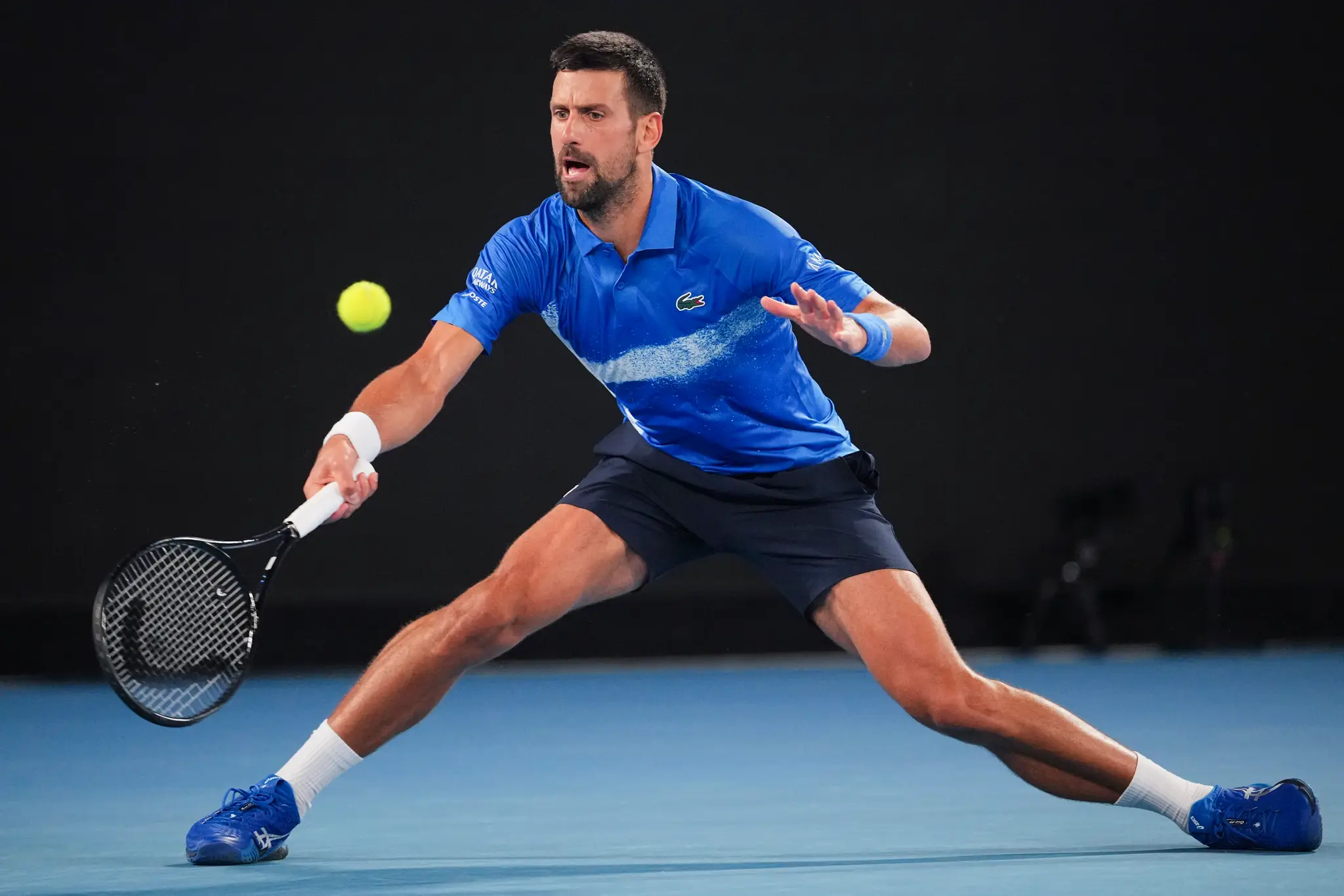 Srbský tenista Novak Djokovič odvracia úder Nemca Alexandra Zvereva