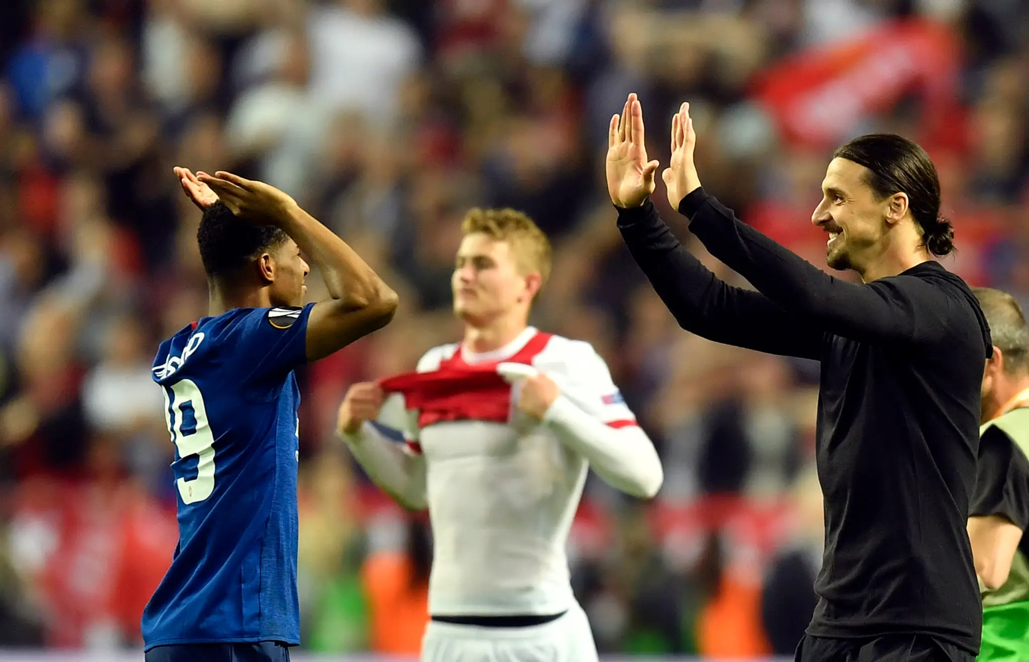Zlatan Ibrahimovič sa so spoluhráčom Marcusom Rashfordom teší zo zisku trofeje.