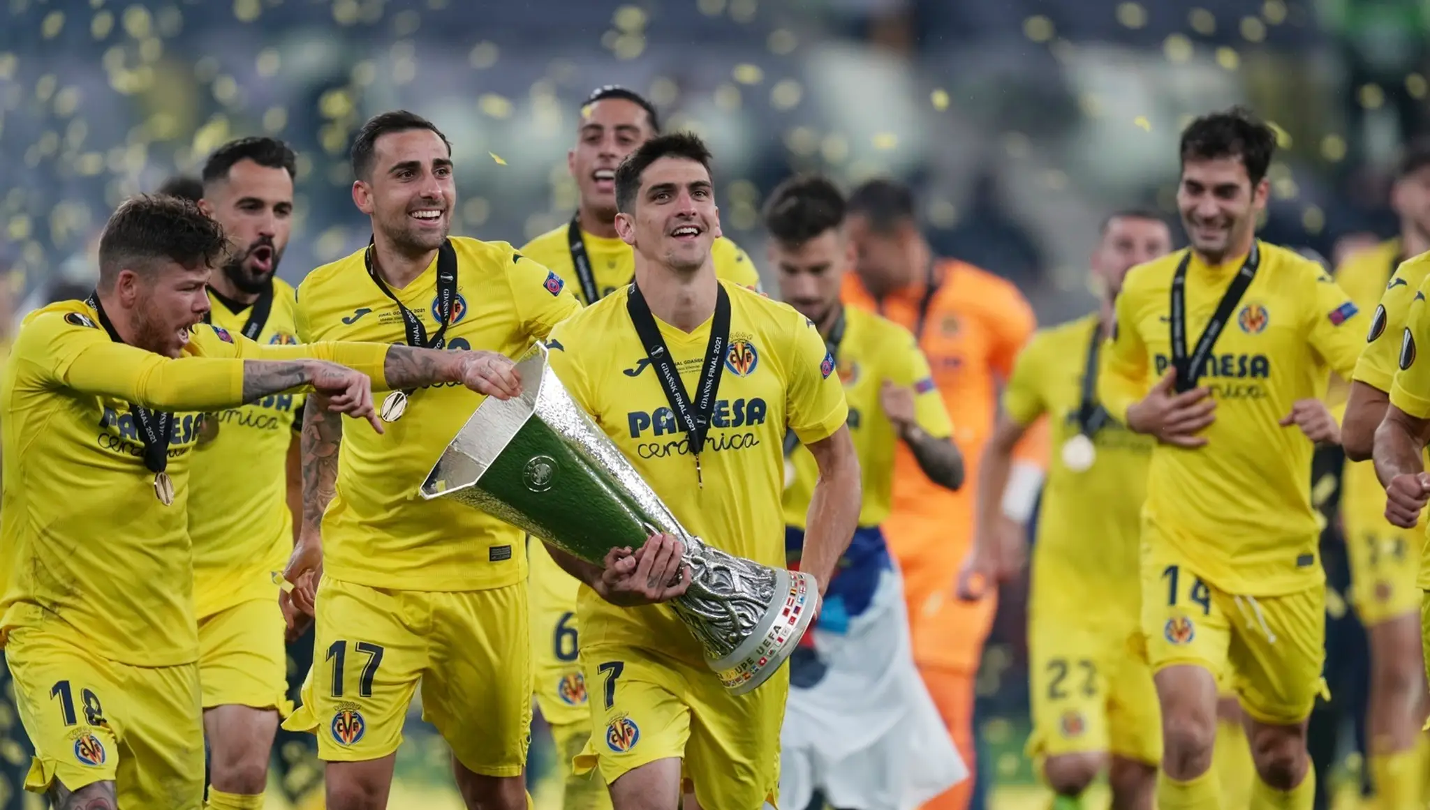 Hráči Villarealu oslavujú triumf v Európskej lige.