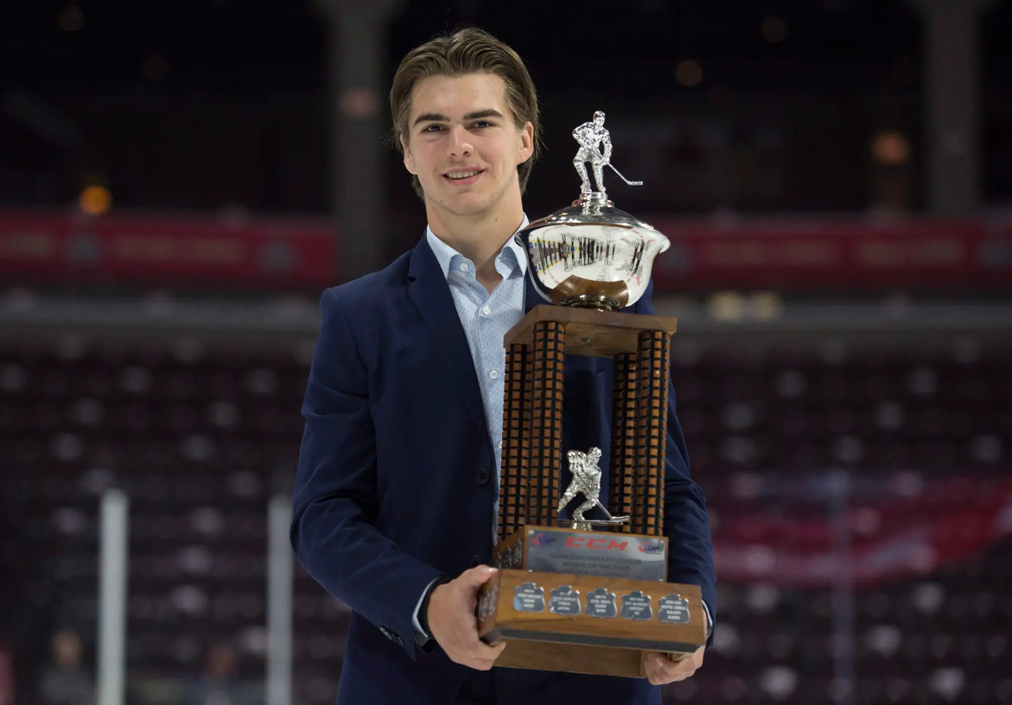 Švajčiar Nico Hischier s trofejou pre hráča roka v kanadských juniorských ligách.