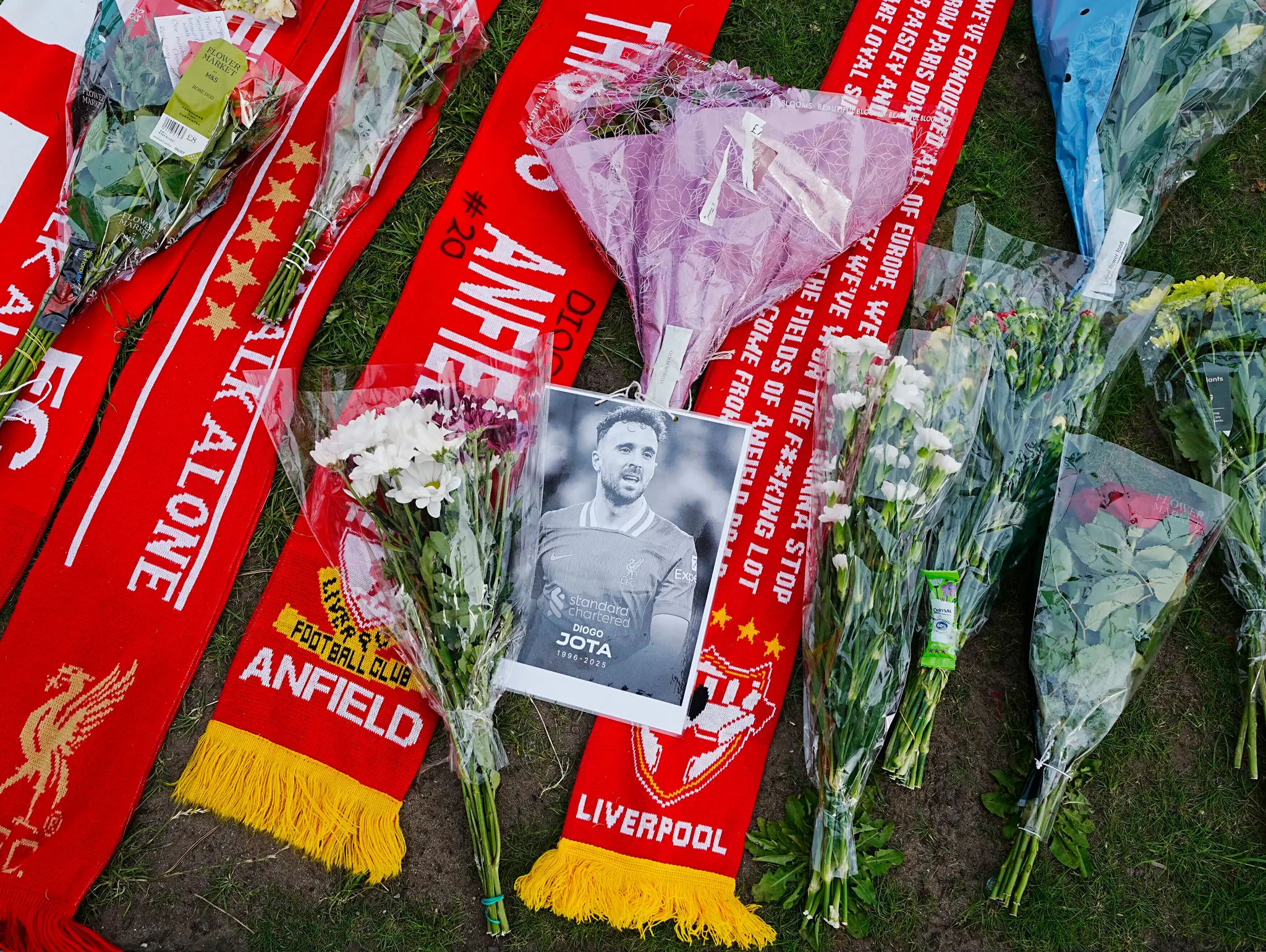 Na snímke portrét umiestnený na pamiatku zosnulého futbalistu Dioga Jotu.