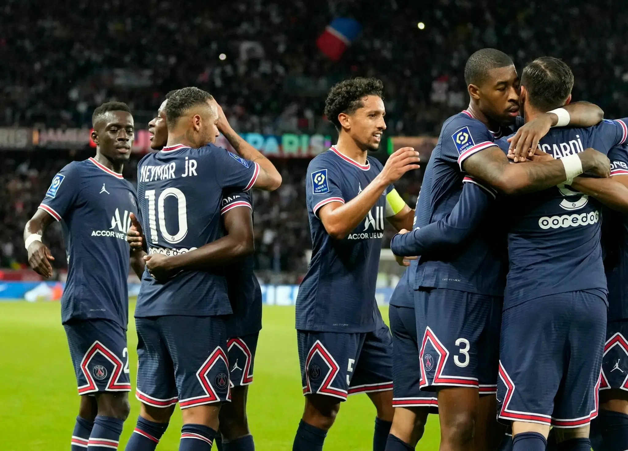 Hráči PSG oslavujú druhý gól Maura Icardiho.