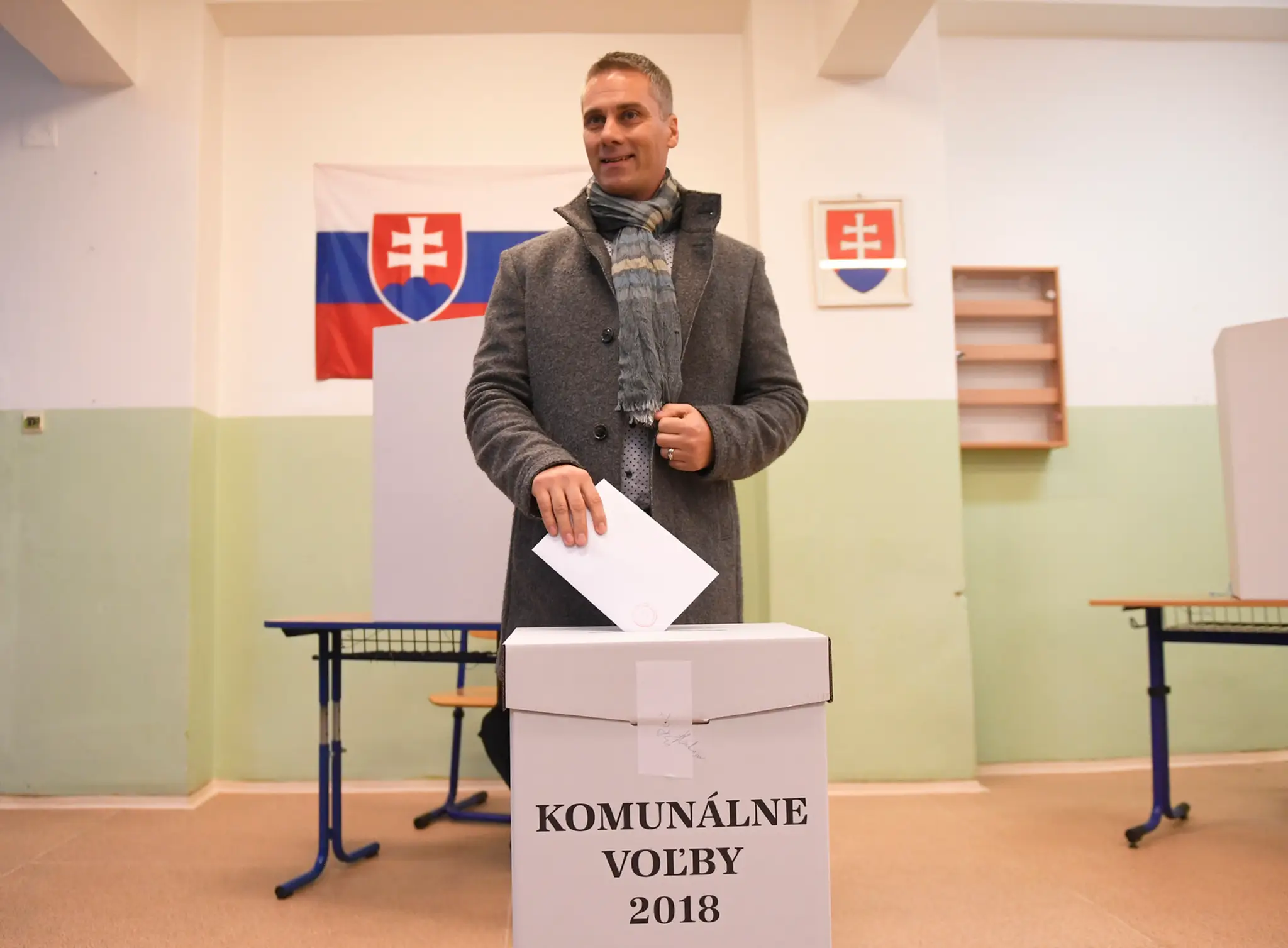 Kandidát na primátora Košíc Martin Petruško vhadzuje obálku do volebnej schránky.