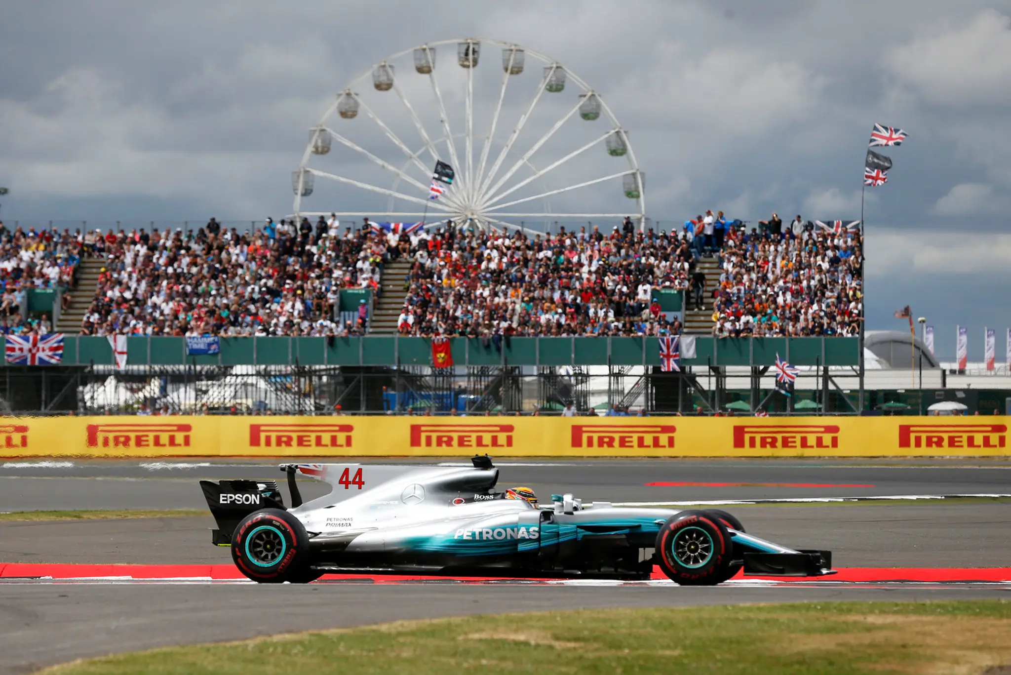 Britský jazdec tímu Mercedes AMG Lewis Hamilton.