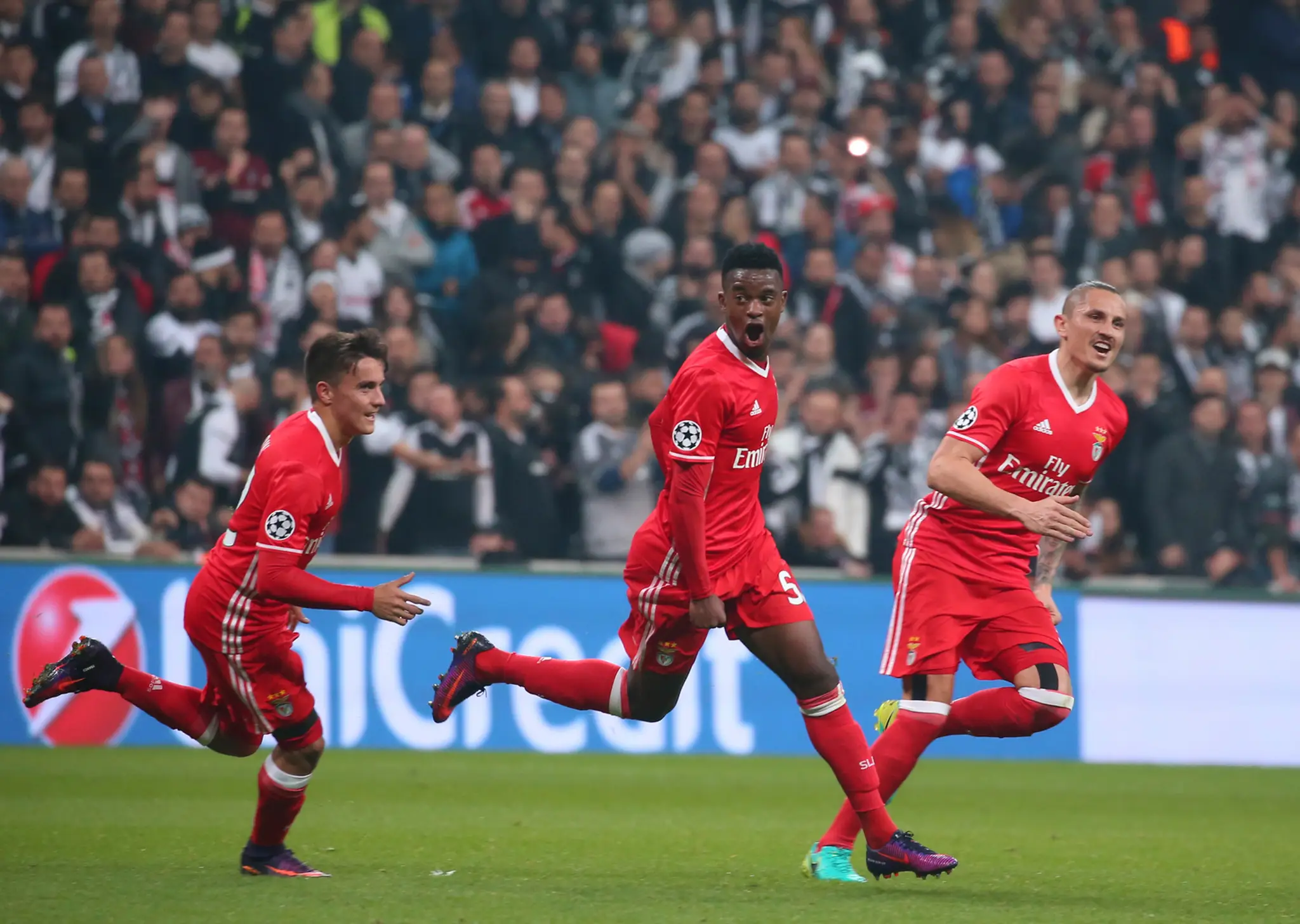 Eufória hráčov Benficy po góle Nélsona Semeda (v strede) do siete Besiktasu v zápase LM.