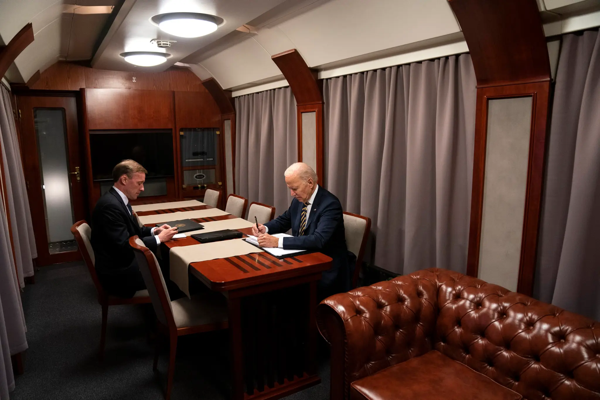 Americký prezident Joe Biden cestuje vo vlakom počas návštevy Kyjeva.