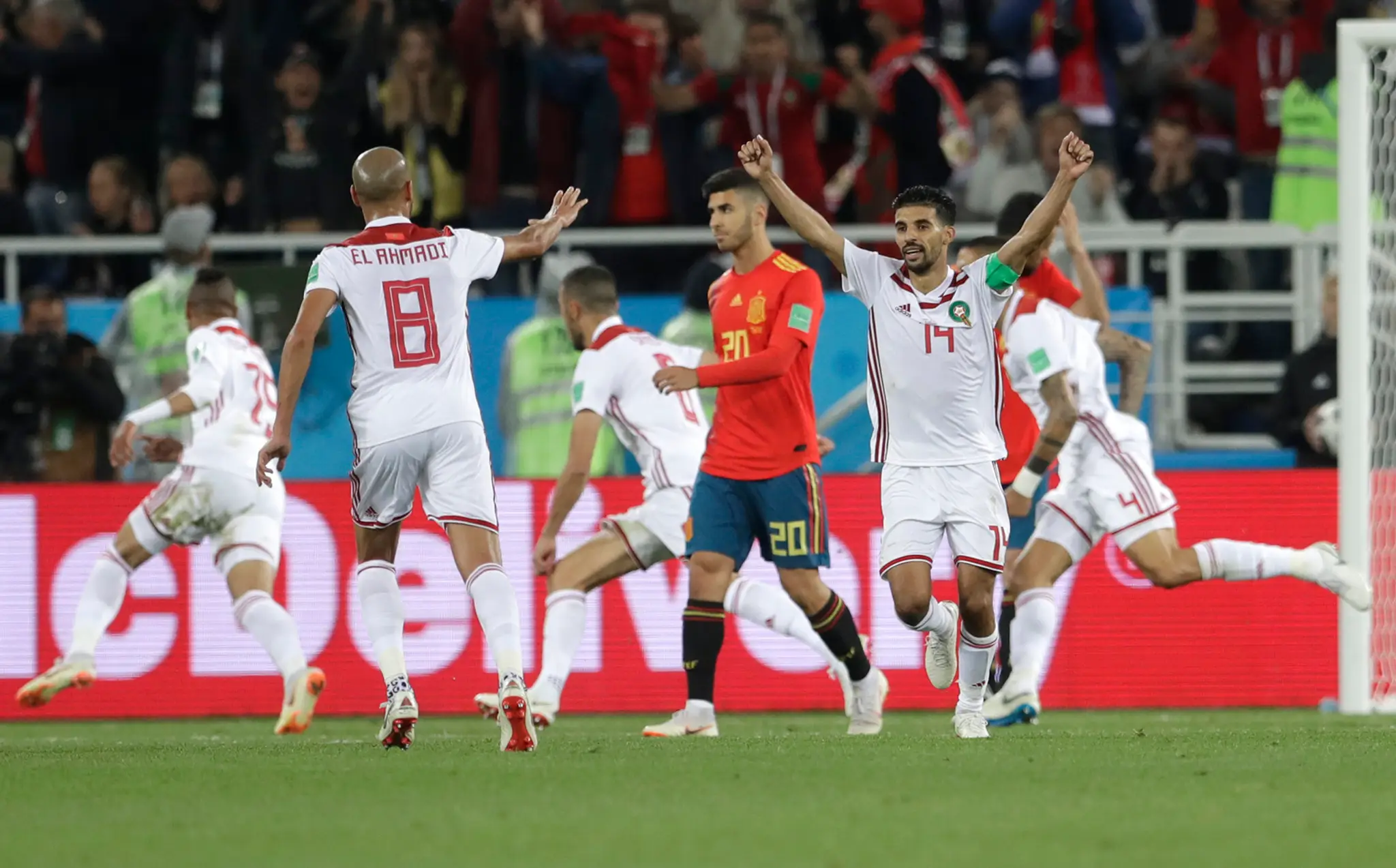 Radosť marockých hráčov po góle proti Španielsku v dueli MS 2018.