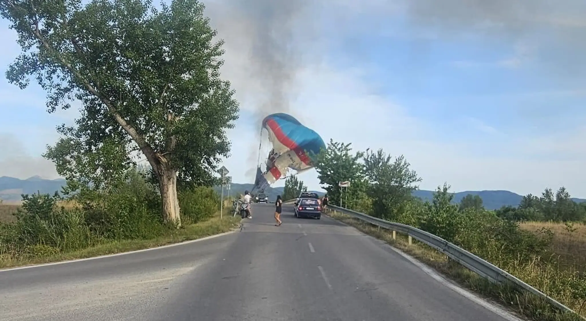 Teplovzdušný balón začal horieť a išiel k zemi.