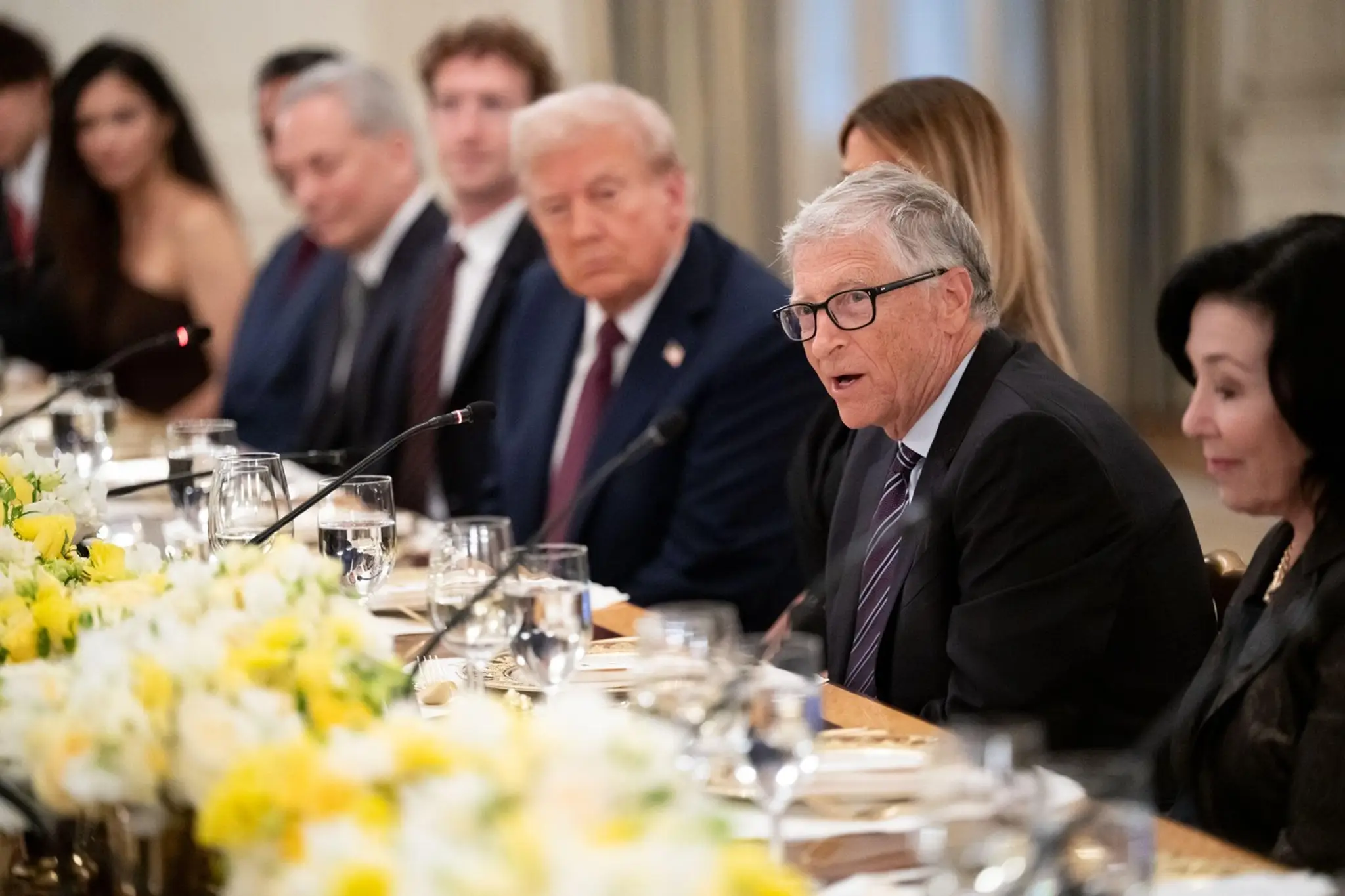 Bill Gates reční počas večere, na ktorú do Bieleho domu pozvali technologických lídrov.