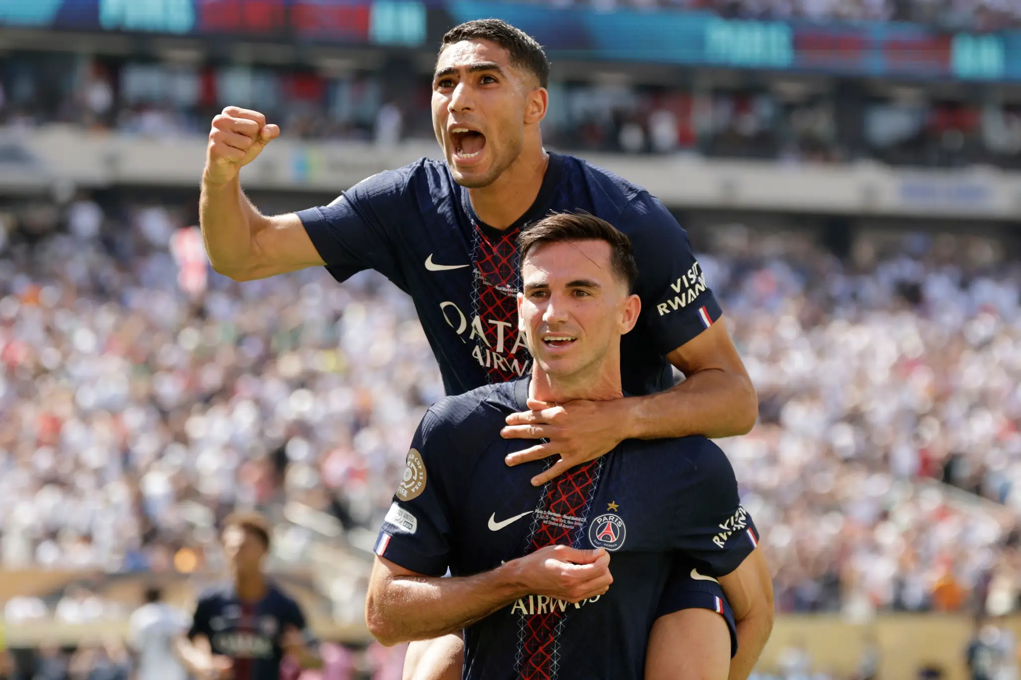 Hráč PSG Fabian Ruiz (8) oslavuje so spoluhráčom Achrafom Hakimim.