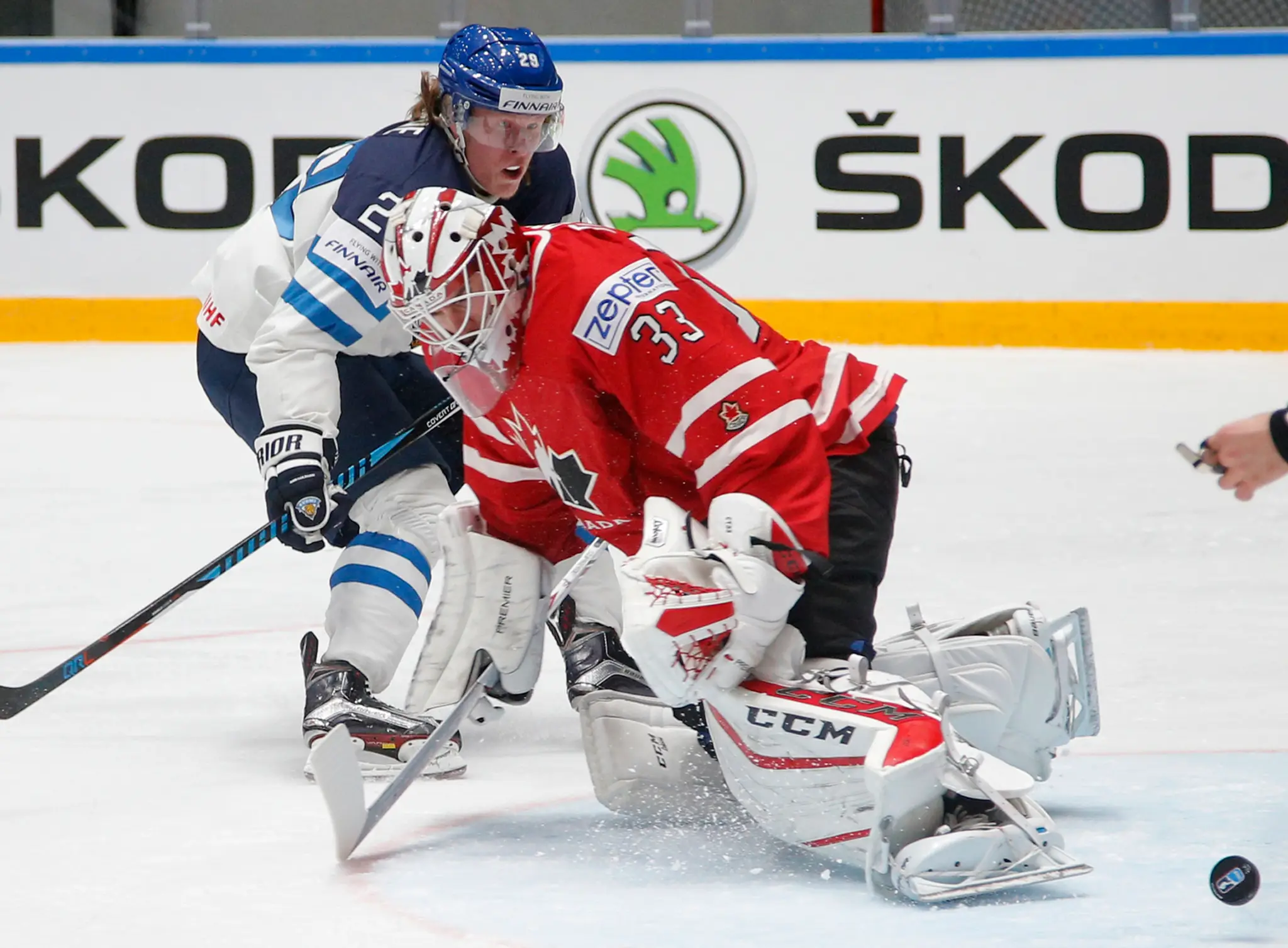 Fín Patrik Laine a kanadský brankár Cam Talbot počas duelu B-skupiny na MS v Rusku.