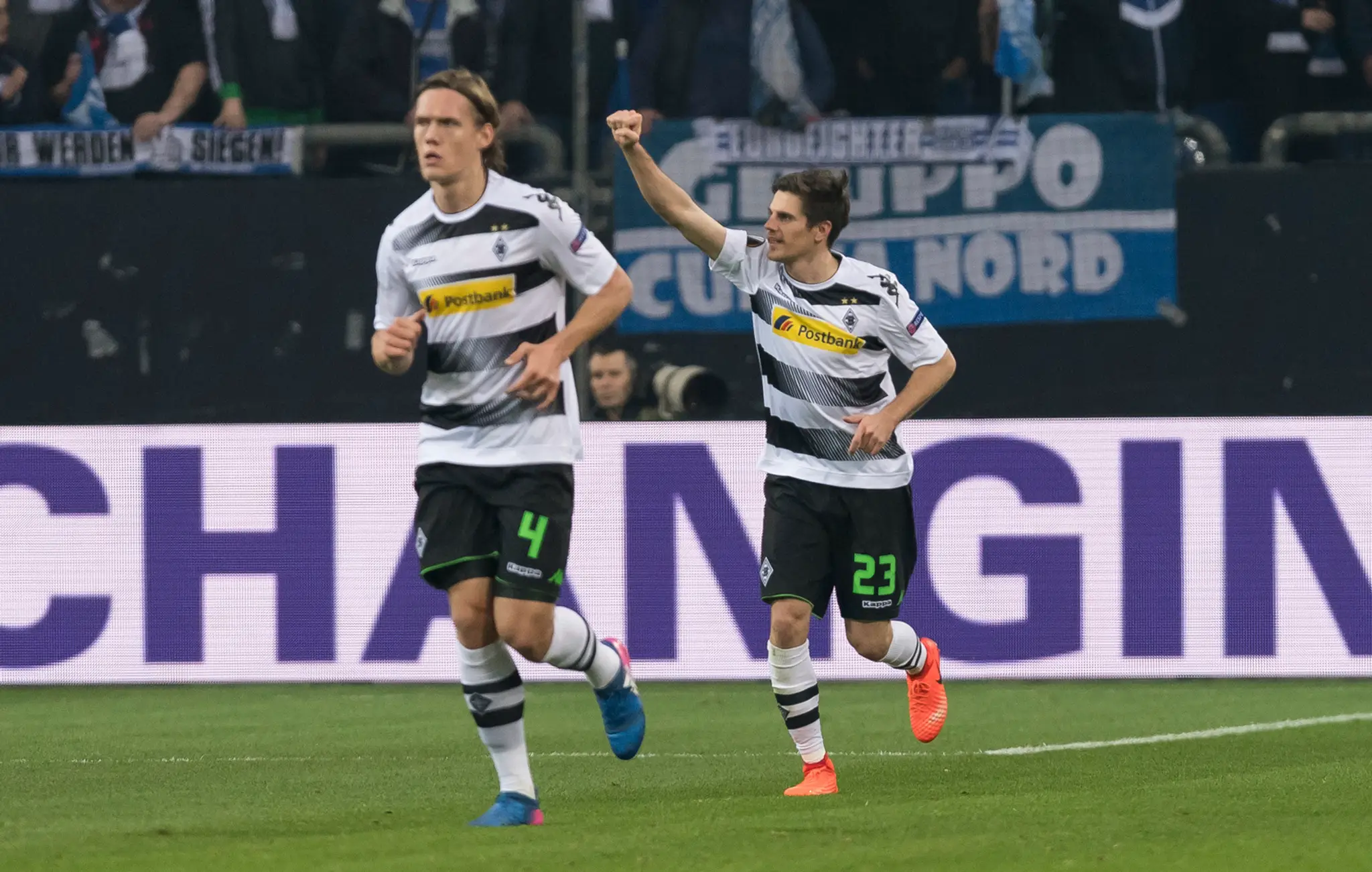 Jonas Hofmann (vpravo) z Mönchengladbachu oslavuje gól v sieti Schalke v osemfinále EL.