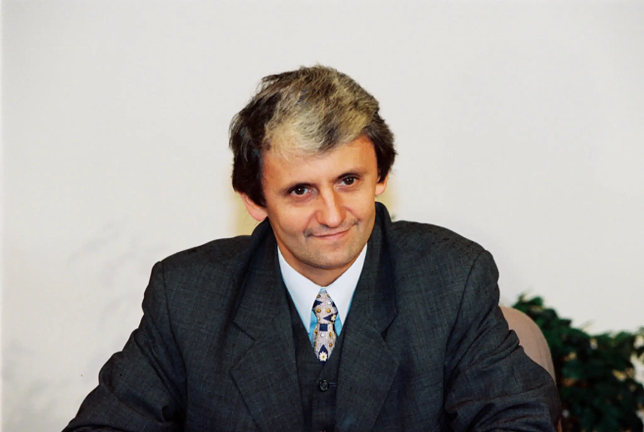 Mikuláš Dzurinda bez fúzov po prehratej stávke vo voľbách 2002. 