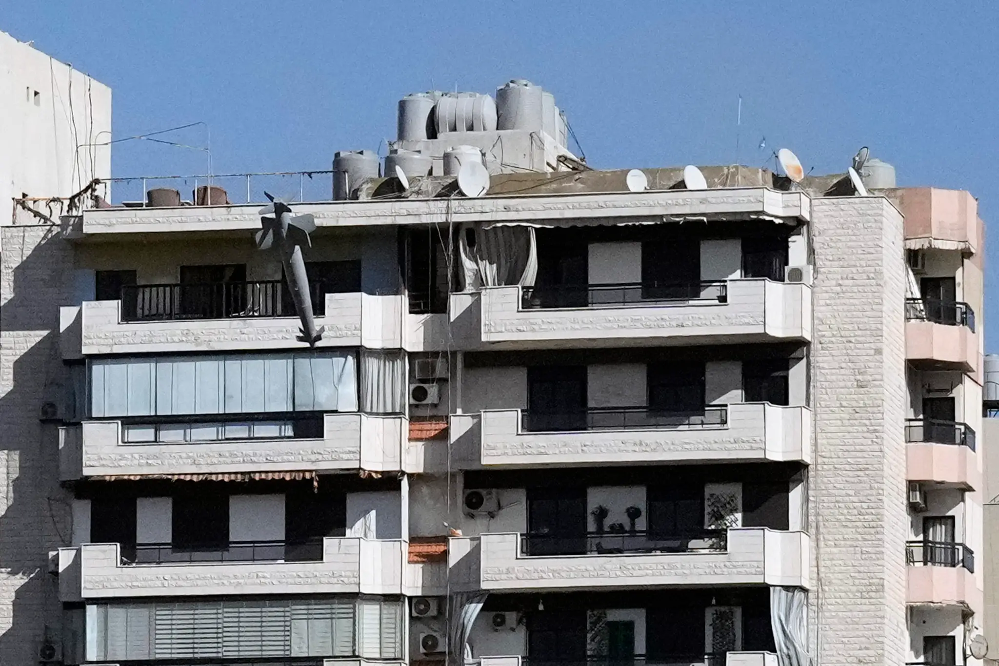 Fotograf odfotil izraelskú raketu pred nárazom do budovy v Bejrúte.