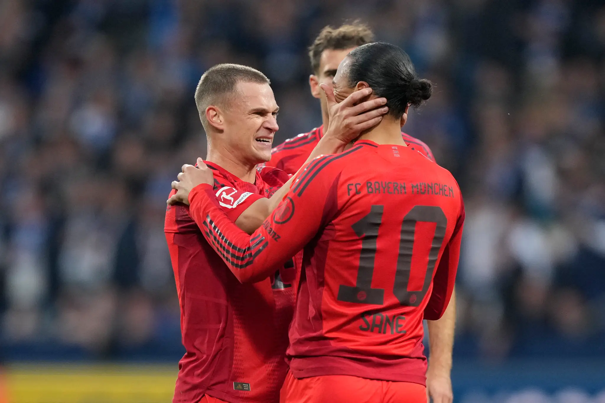 Na snímke hráči Bayernu Mníchov sa tešia z gólu.