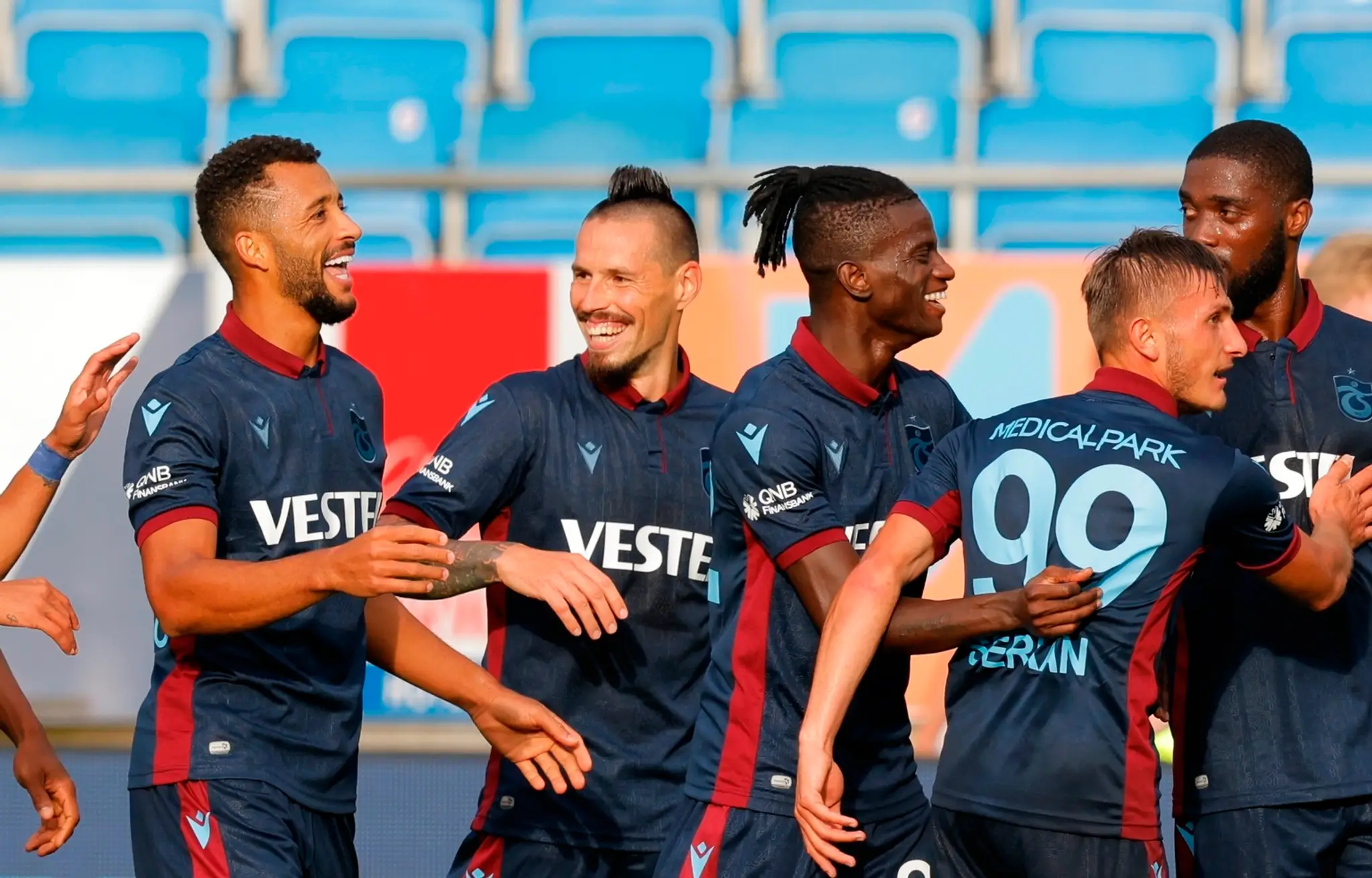 Edgar Lé (uprostred) z Trabzonsporu sa teší z gólu so spoluhráčmi, štvrtý zľava Marek Hamšík.