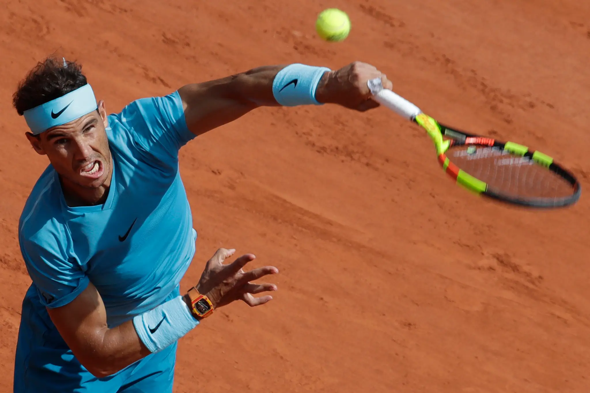 Rafael Nadal vo štvrťfinále Roland Garros trifa loptičku proti Diegovi Schwartzmanovi.