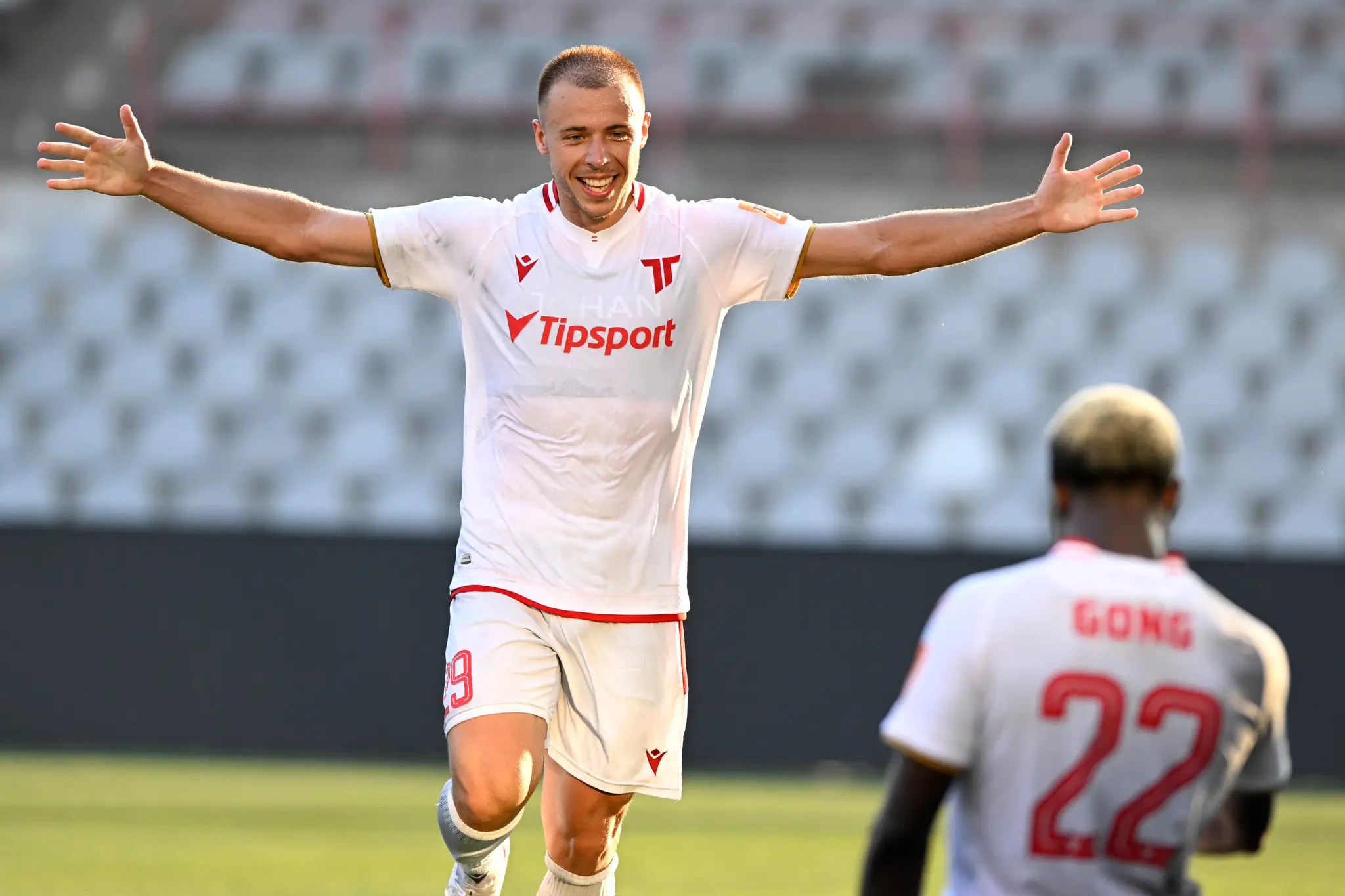 Zľava Njegoš Kupusovič (AS Trenčín) oslavuje gól spolu so spoluhráčom Hilarym Chuhwakom v zápase 4. kola Niké ligy proti Ružomberku.