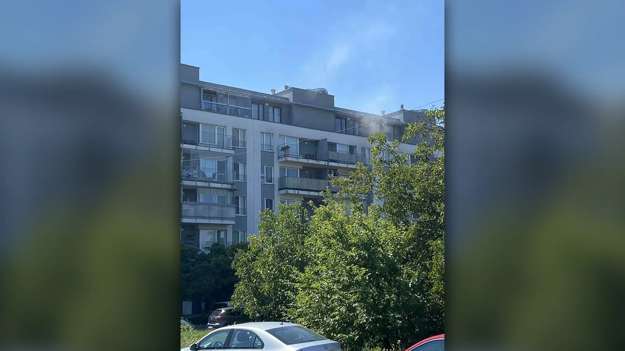 Na snímke bytovka v Bratislave, v ktorej vypukol požiar.