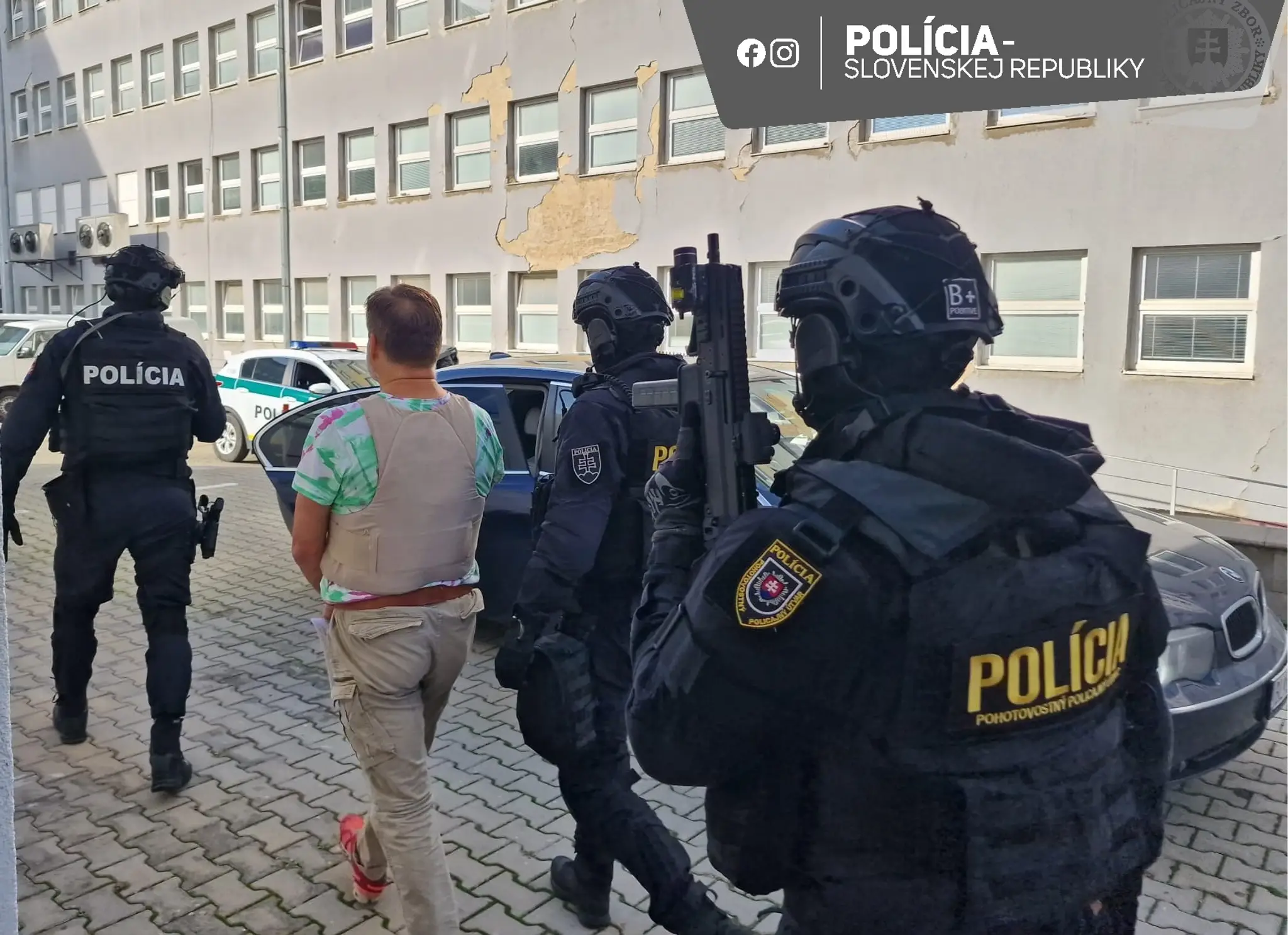 Polícia zabezpečuje eskortu obvineného Dušana Dědečka.