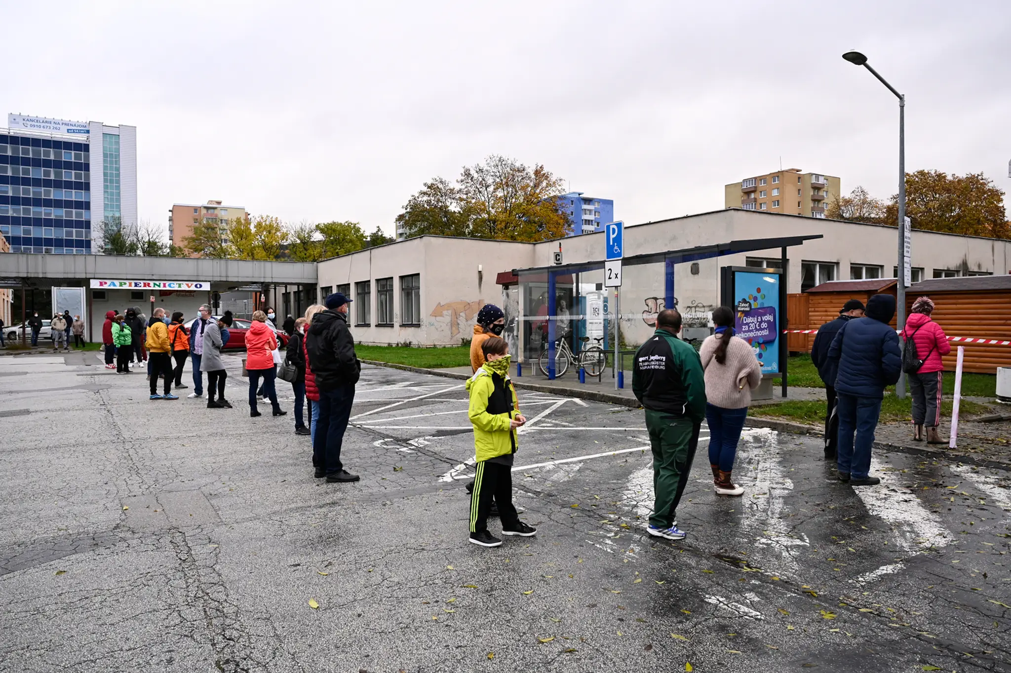Na snímke ľudia čakajú na testovanie v dlhom rade na Sokolskej ulici v Bratislave.