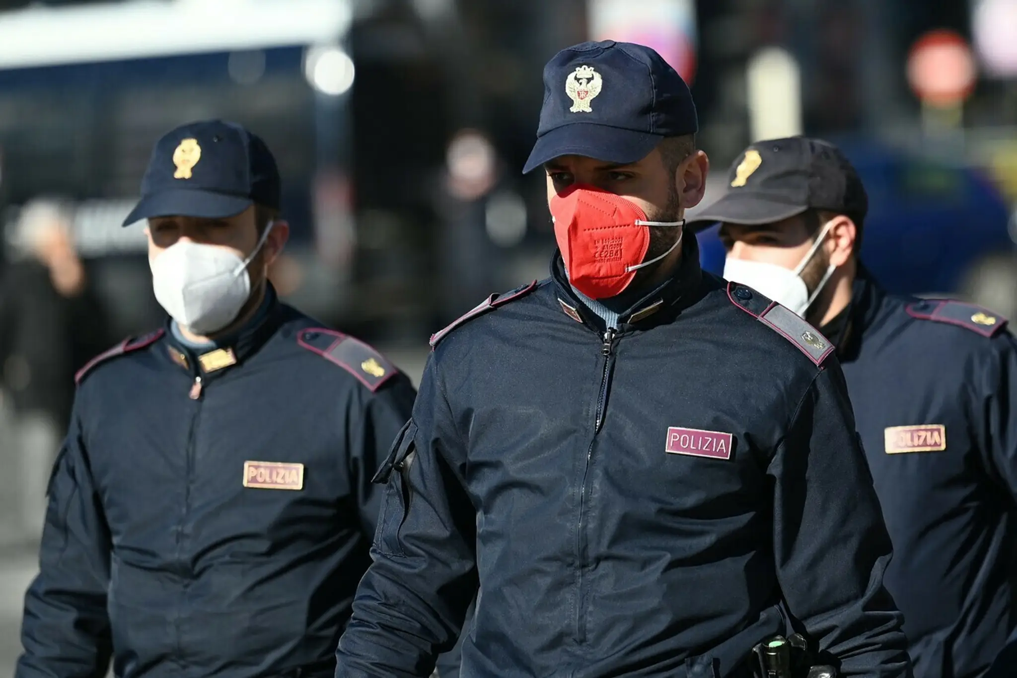 Taliansky policajt s farebným respirátorom