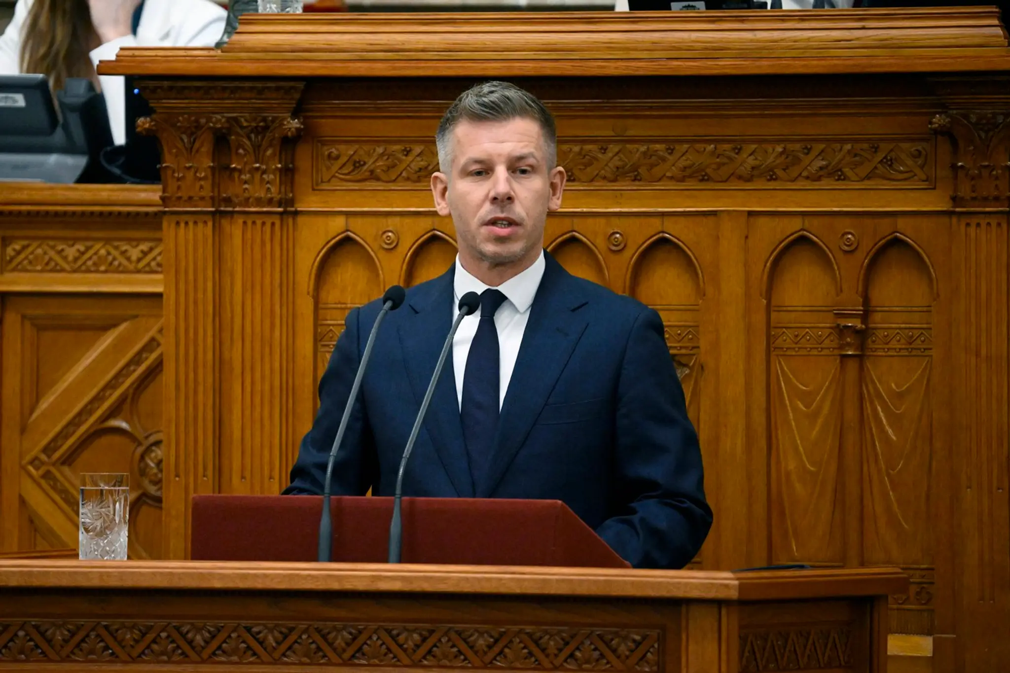 Maďarský premiér Peter Magyar reční v parlamente.