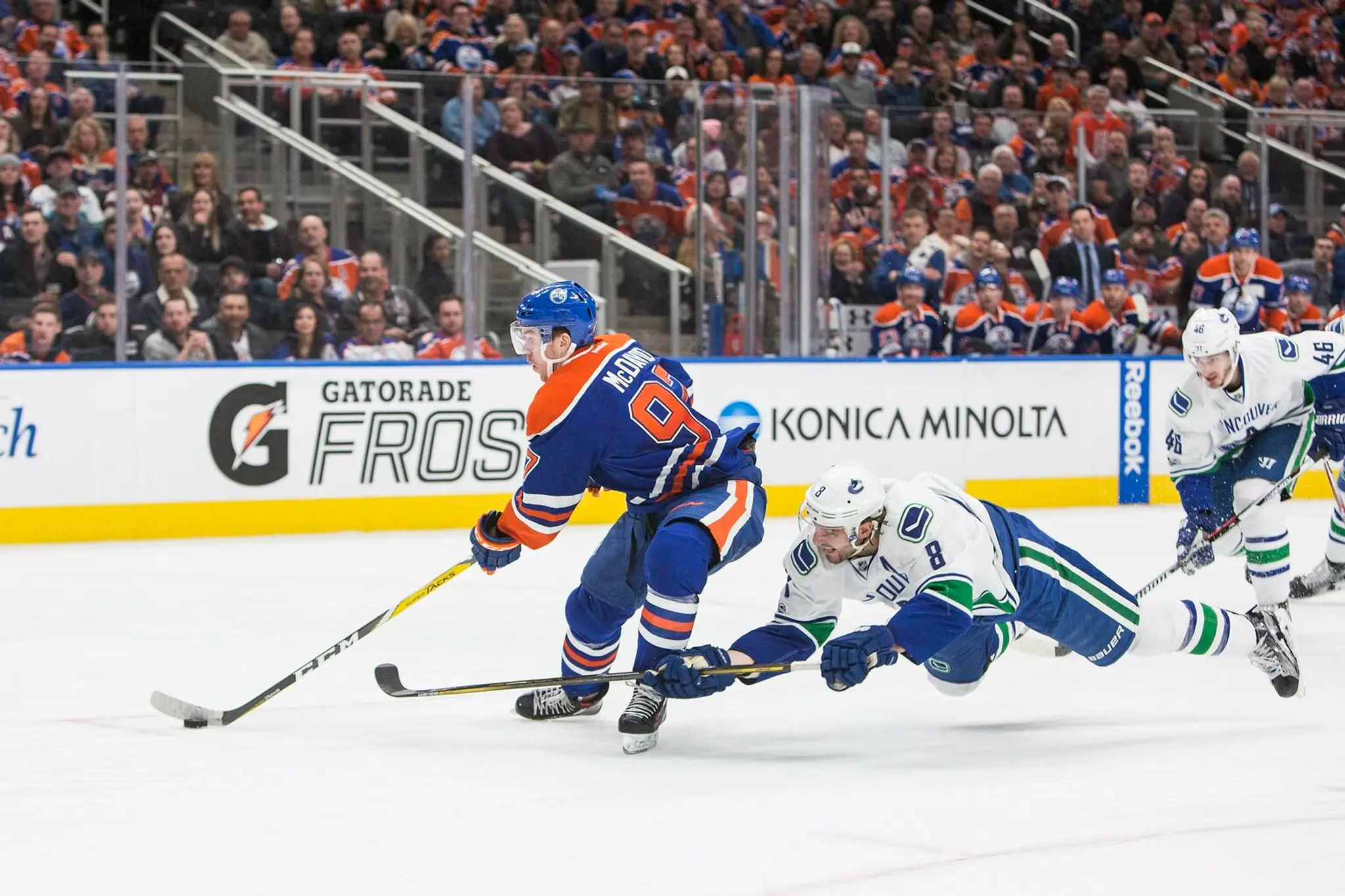 Connor McDavid uniká obrancom Vancouveru.