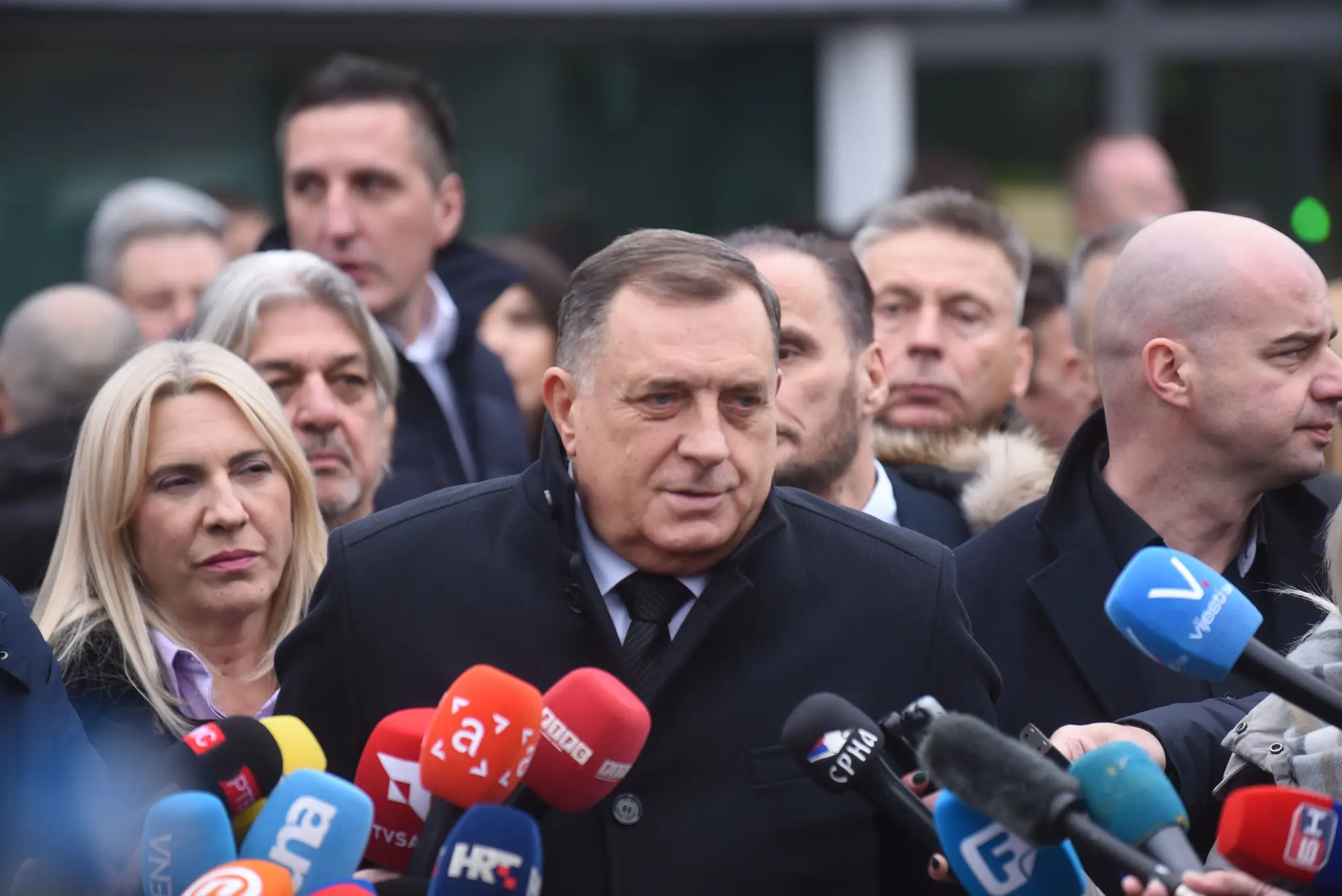 Vodca bosniackych Srbov Milorad Dodik odpovedá na otázky novinárov počas príchodu do budovy súdu v Sarajeve v stredu 6. decembra 2023.