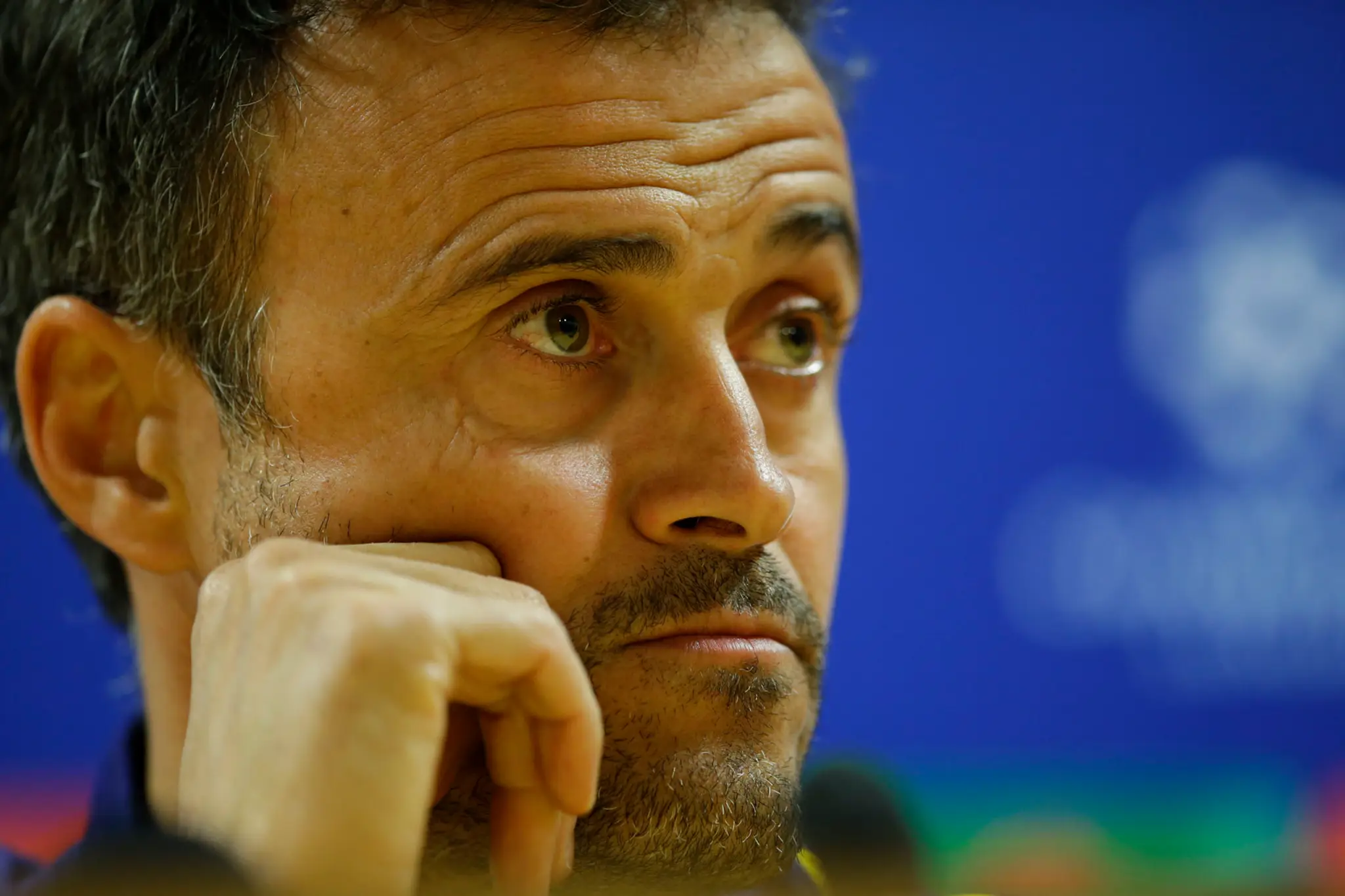 Tréner FC Barcelona Luis Enrique počas tlačovej konferencie pred osemfinálovým zápasom LM s Arsenalom Londýn.