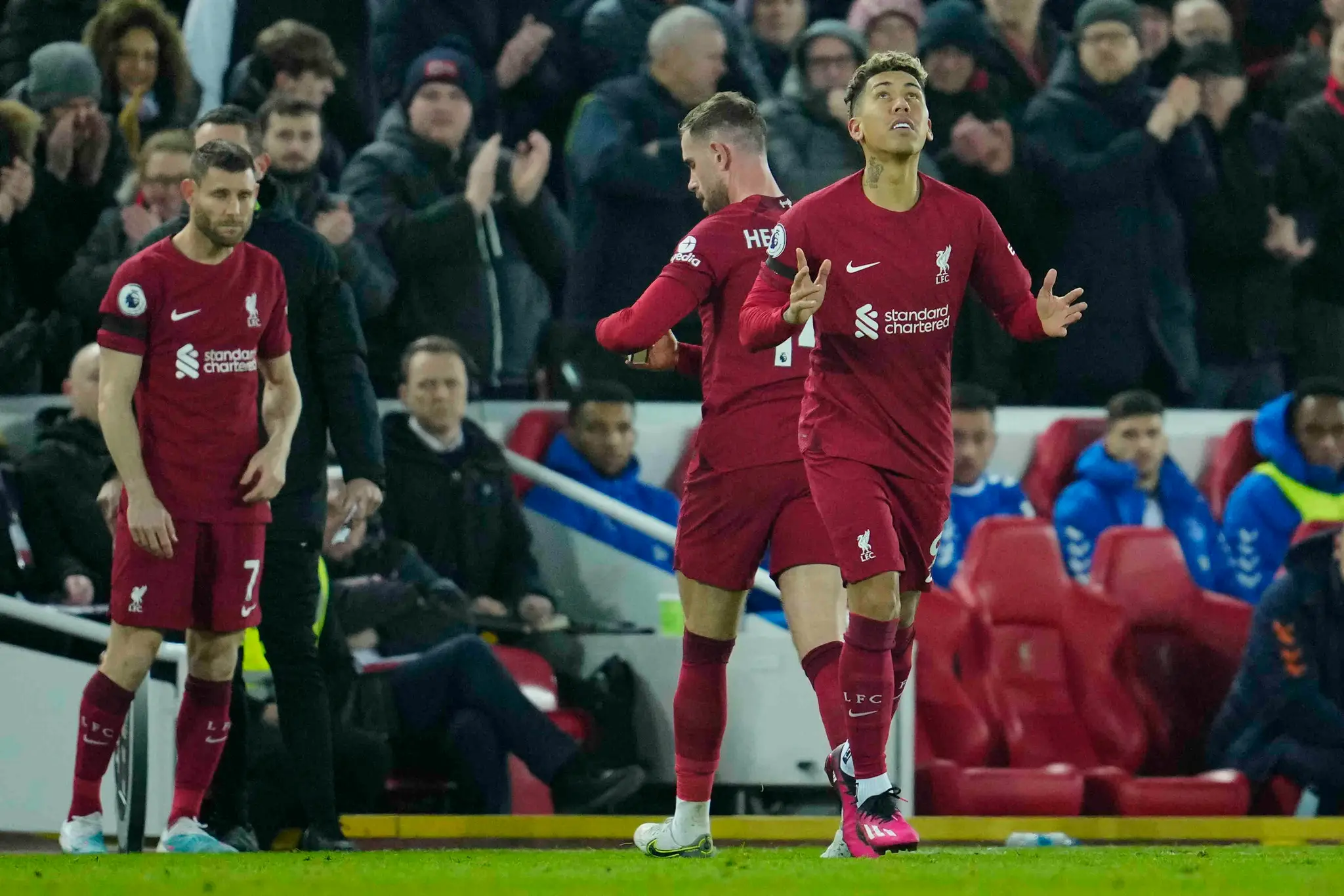 Roberto Firmino (vpravo) oslavuje gól proti Evertonu.