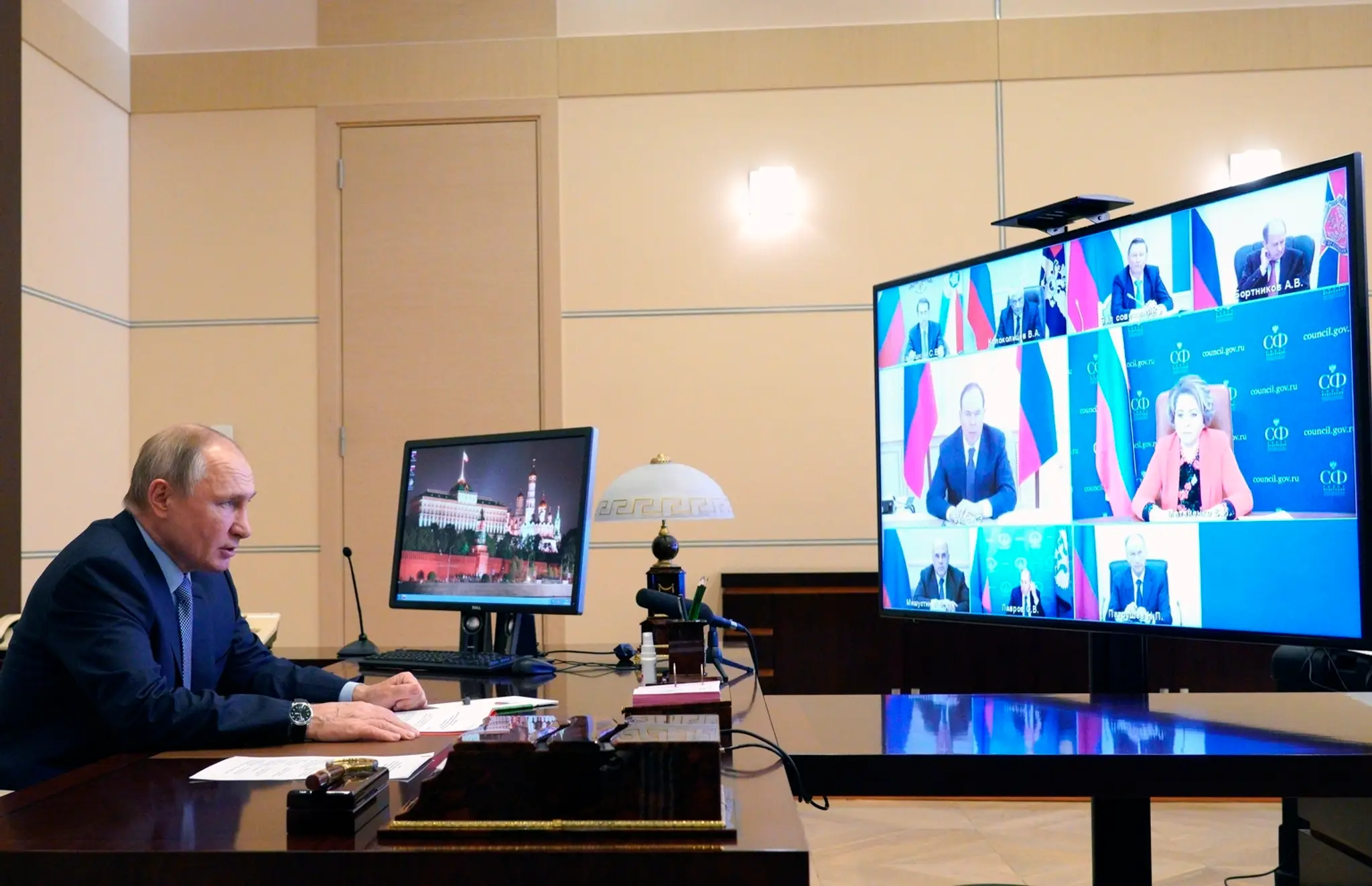 Putin počas videokonferencie.