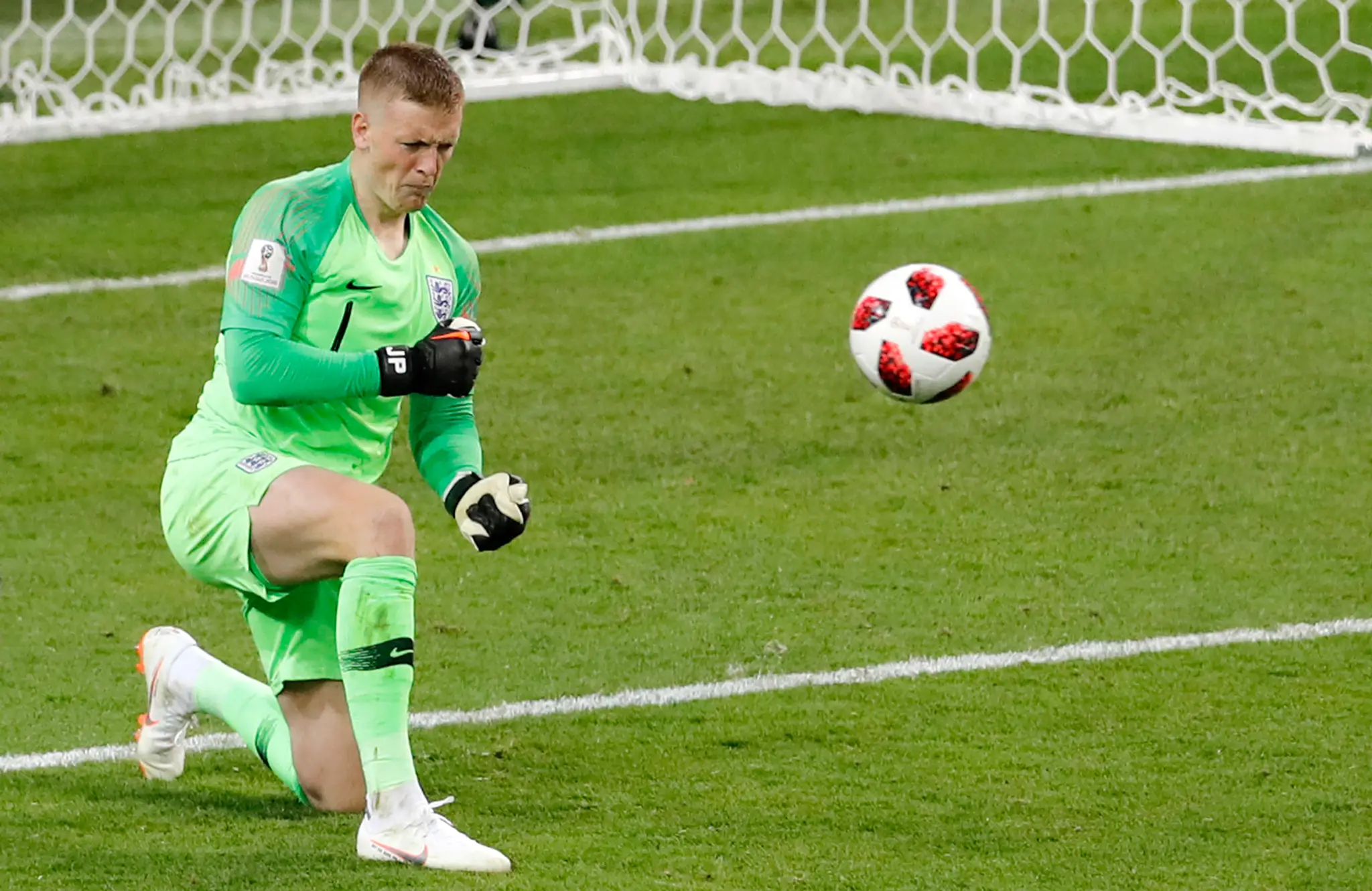 Anglický gólman Jordan Pickford chytá loptu v dueli proti Kolumbii na MS 2018.