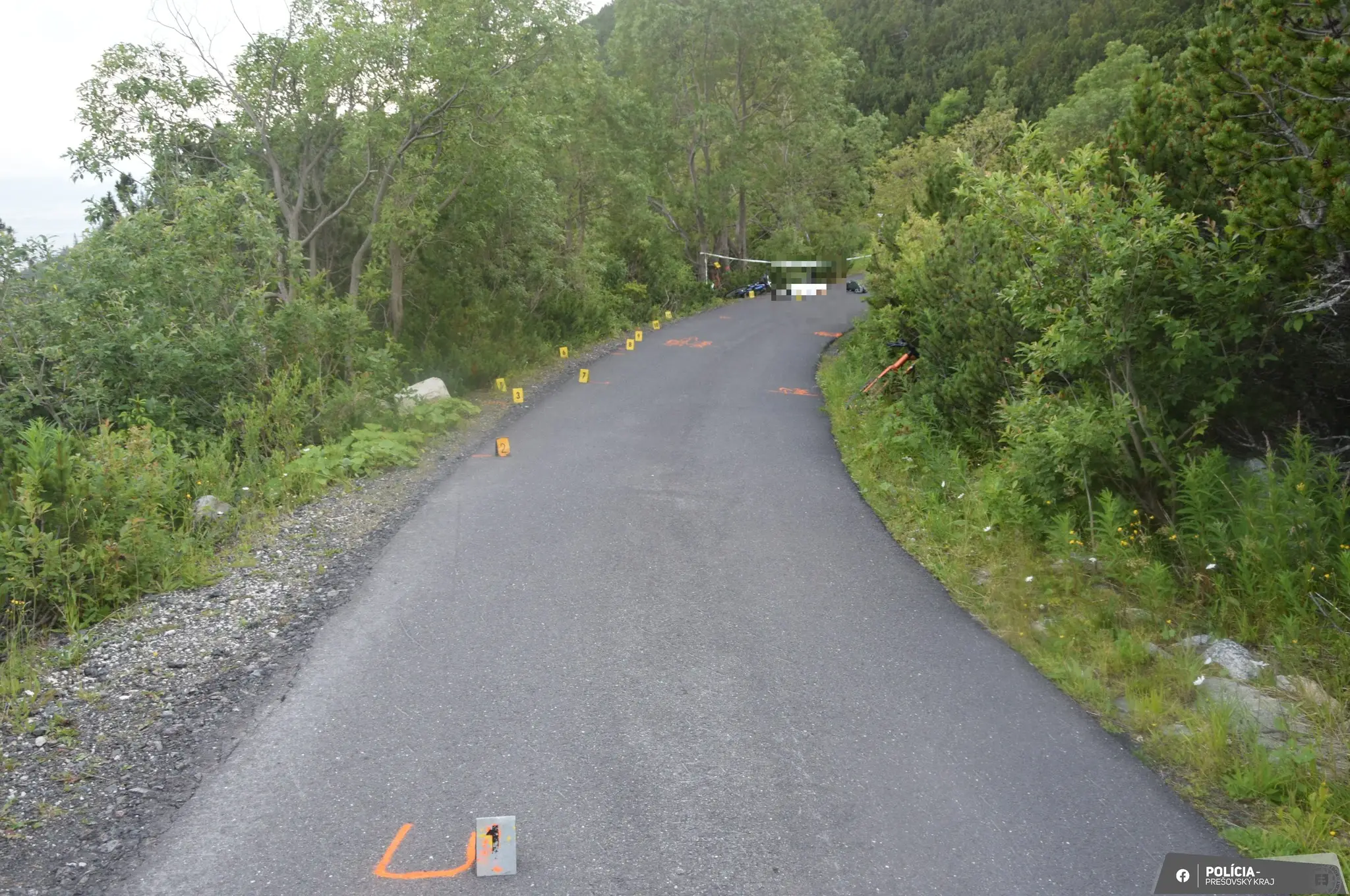 Miesto, kde cyklista nezvládol zákrutu a narazil do kosodreviny. 
