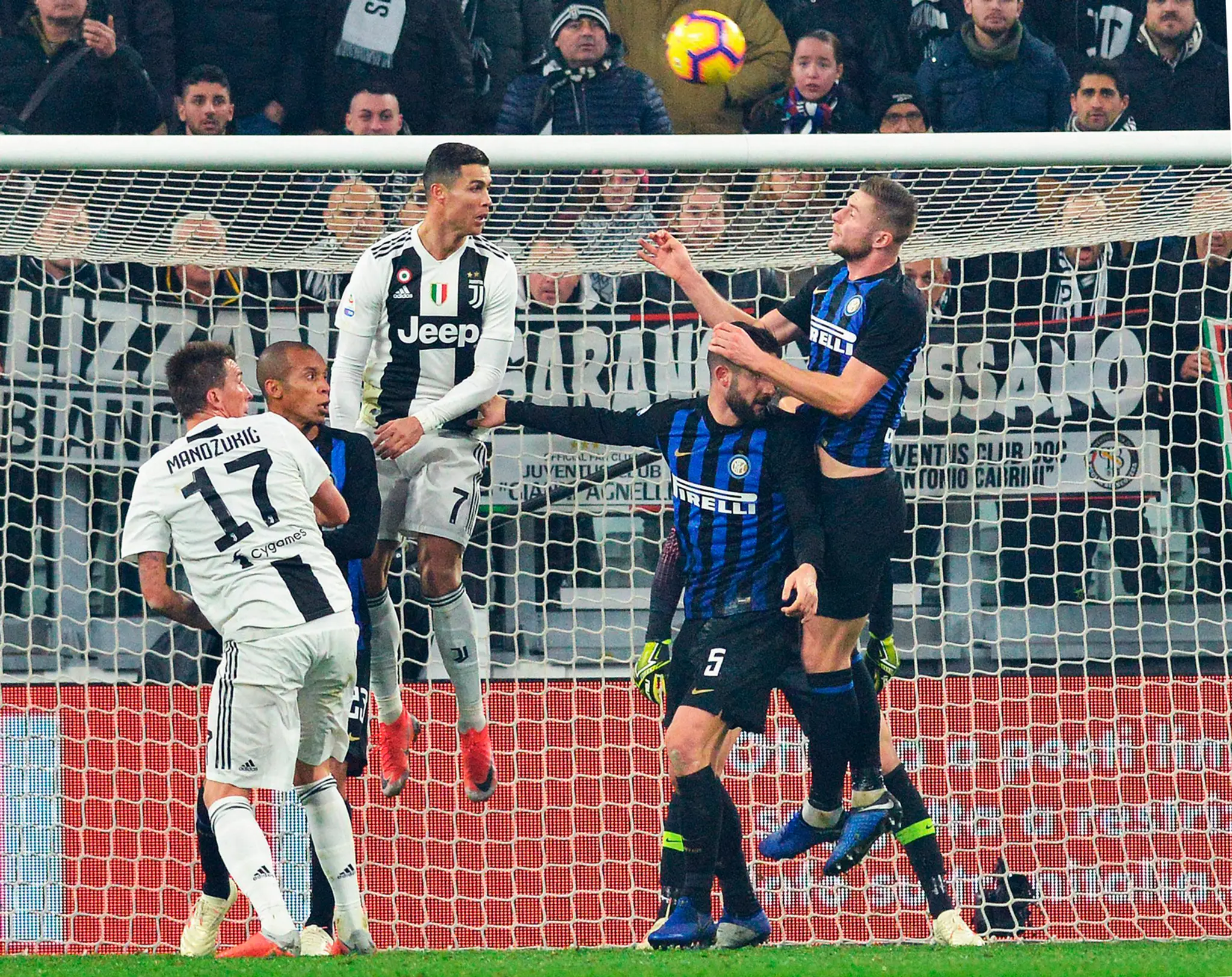 Zo zápasu Juventus - Inter Miláno.