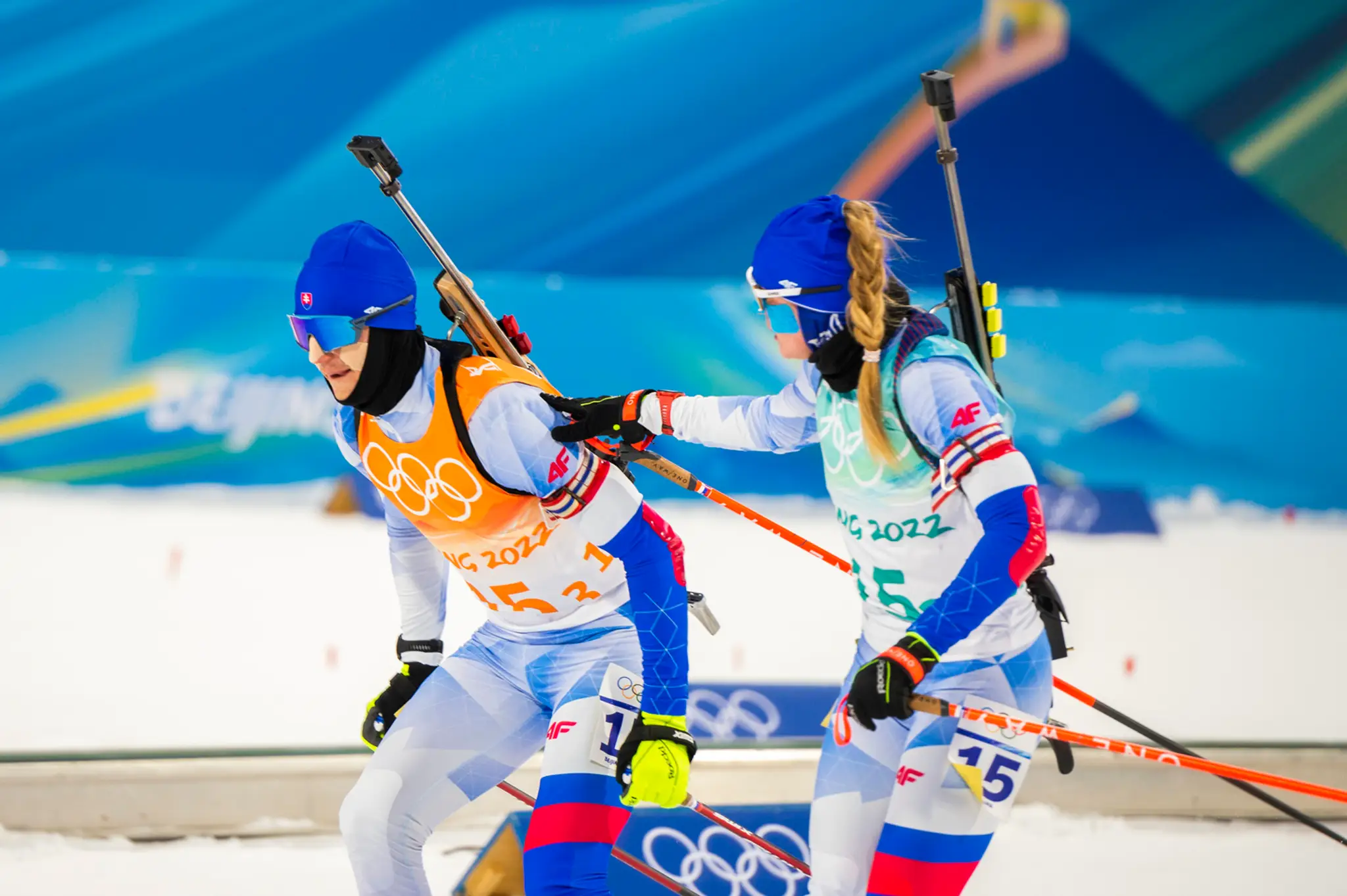 Slovenská biatlonistka Paulína Fialková predáva štafetu Michalovi Šimovi.